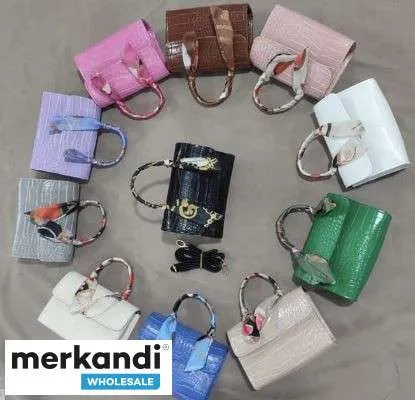 Aporta no solo calidad, sino también un toque de moda a tu vida cotidiana con nuestros bolsos de mujer, gracias a una selección 
