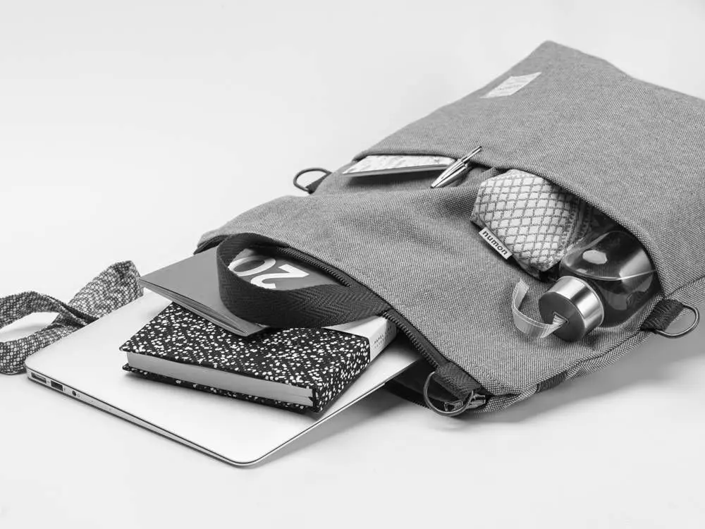 BOLSOMOCHILA GRIS PLATA DE TAPICERíA RECICLADA