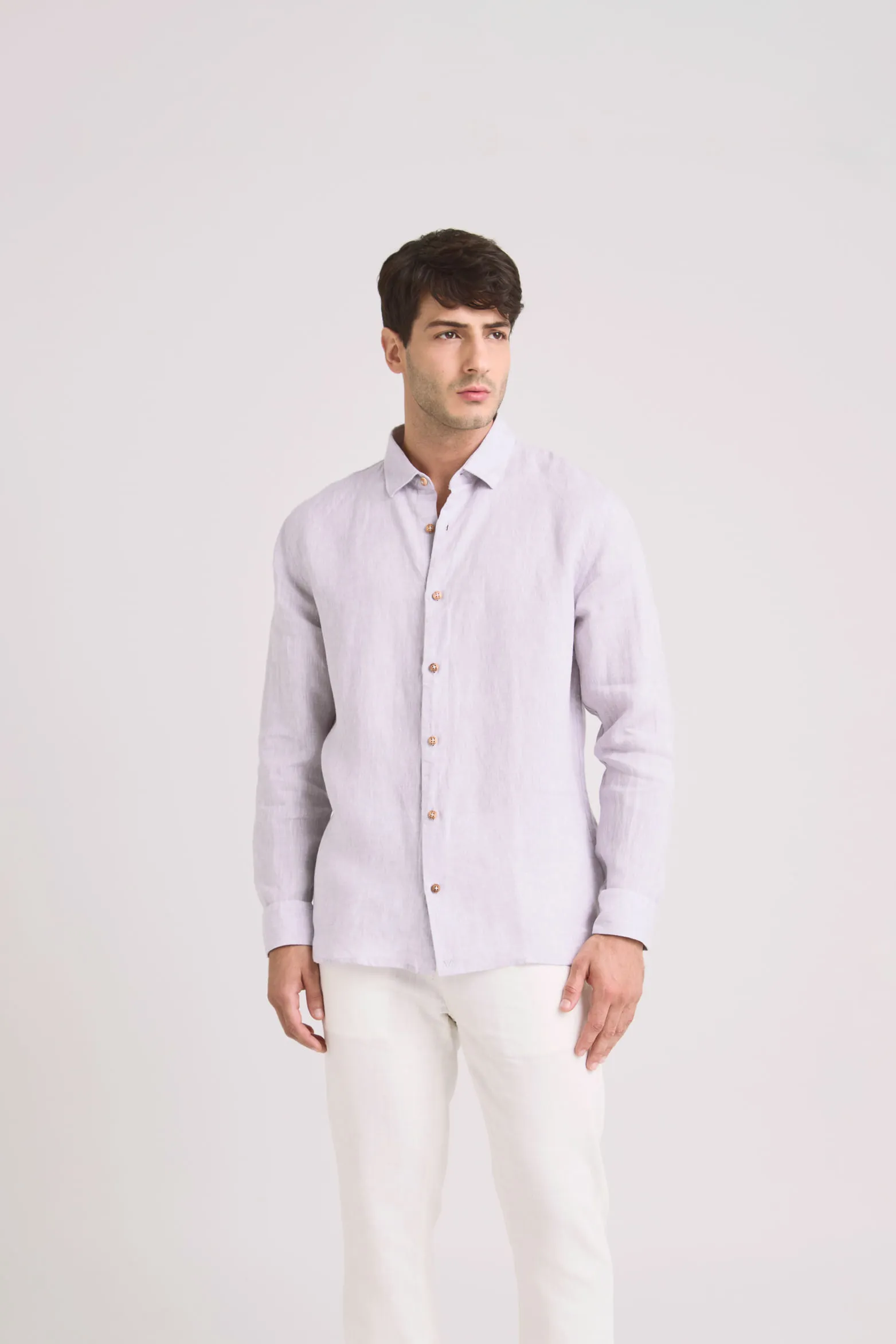 Camisa manga larga en lino para hombre silueta semi ajustada
