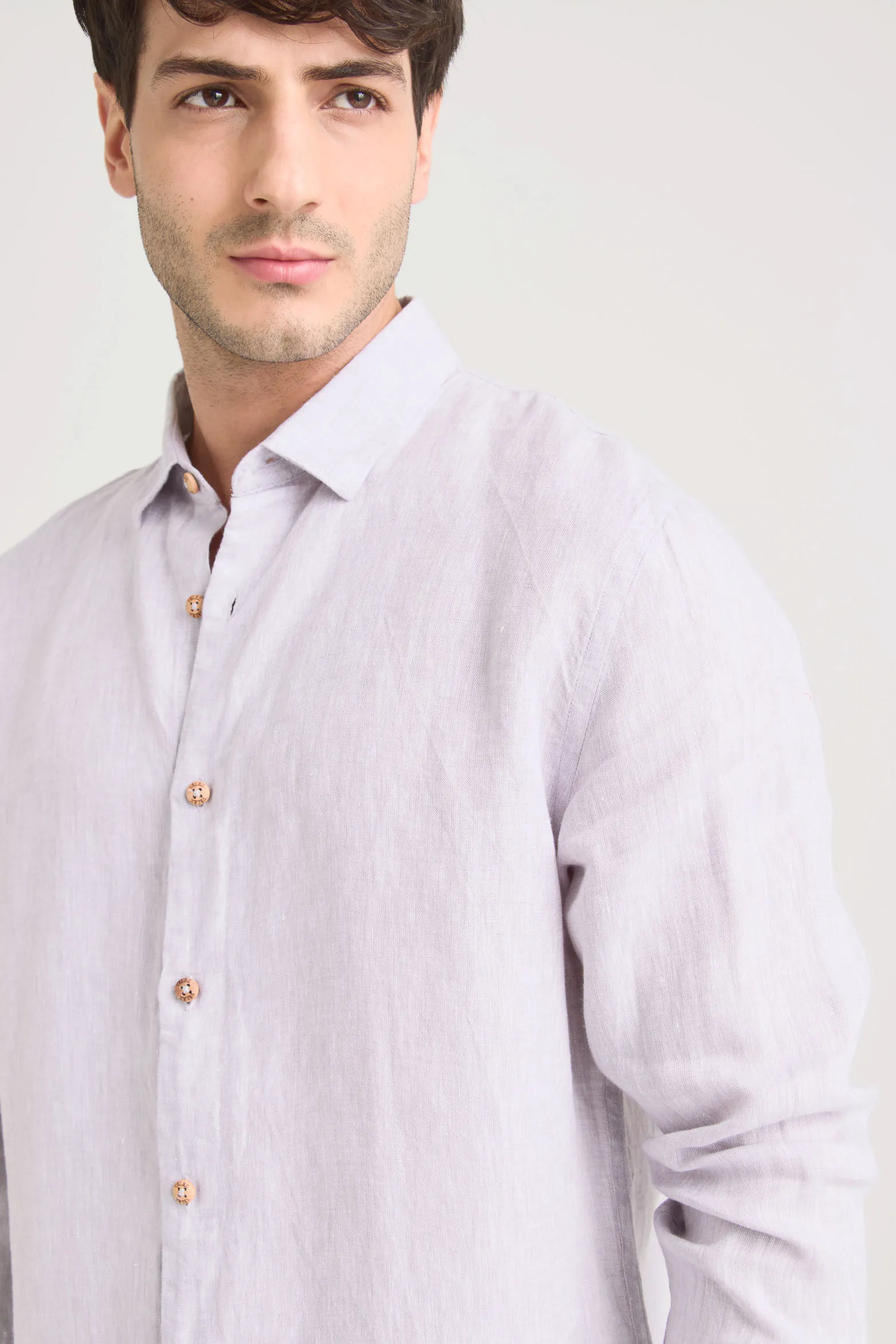 Camisa manga larga en lino para hombre silueta semi ajustada