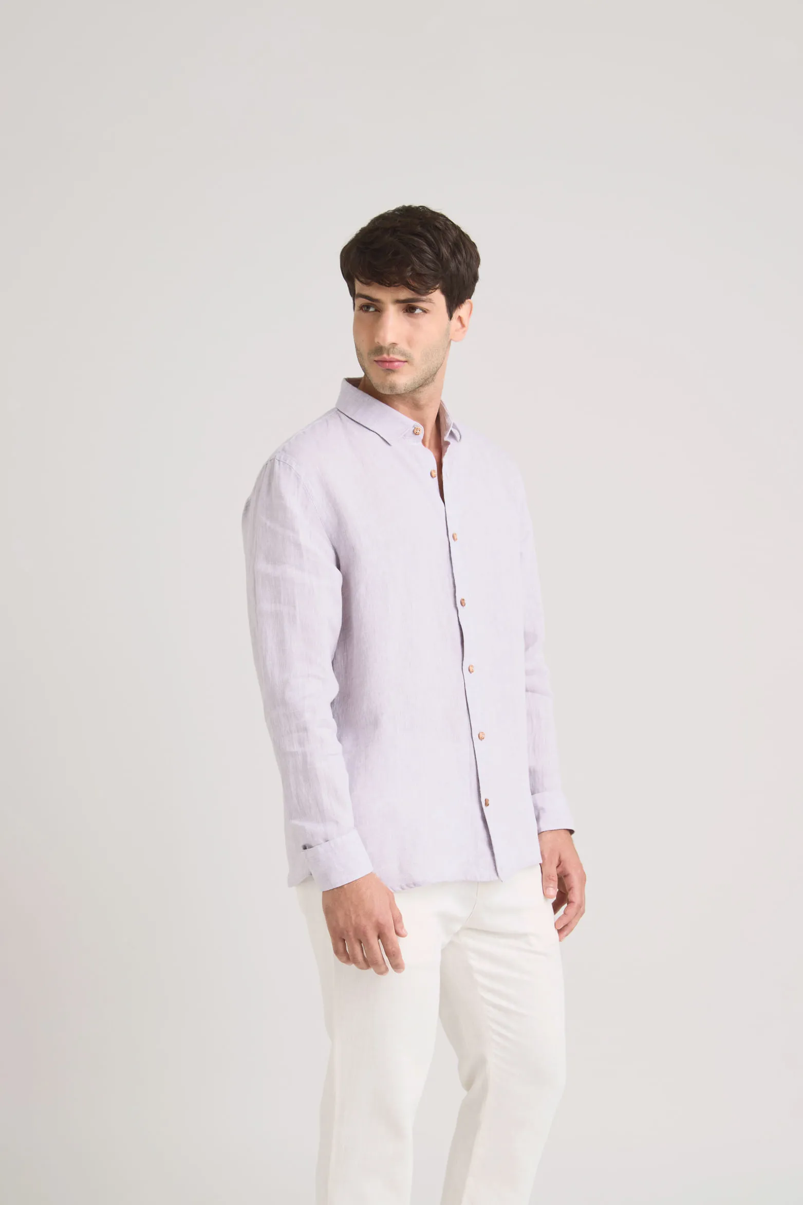 Camisa manga larga en lino para hombre silueta semi ajustada