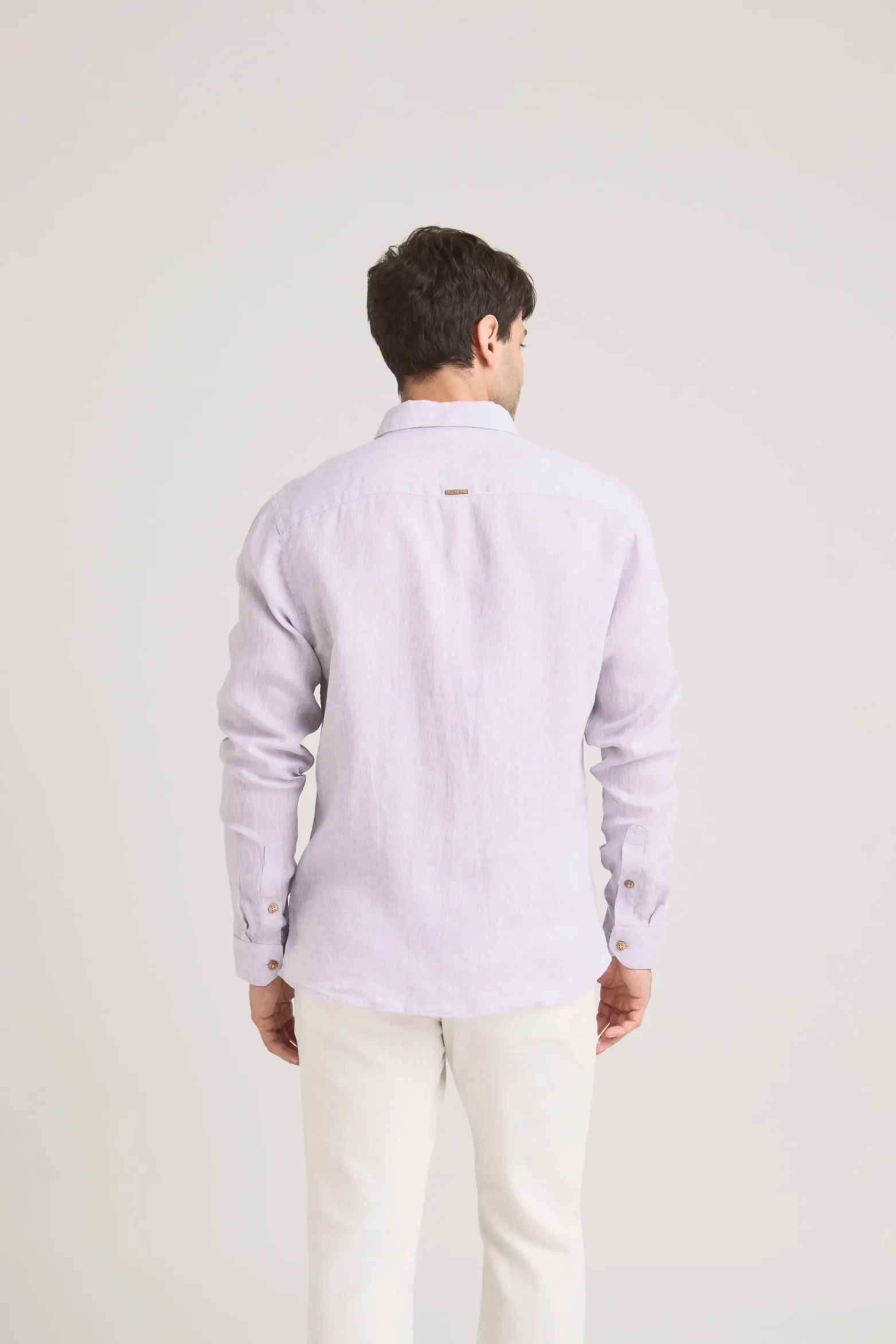 Camisa manga larga en lino para hombre silueta semi ajustada