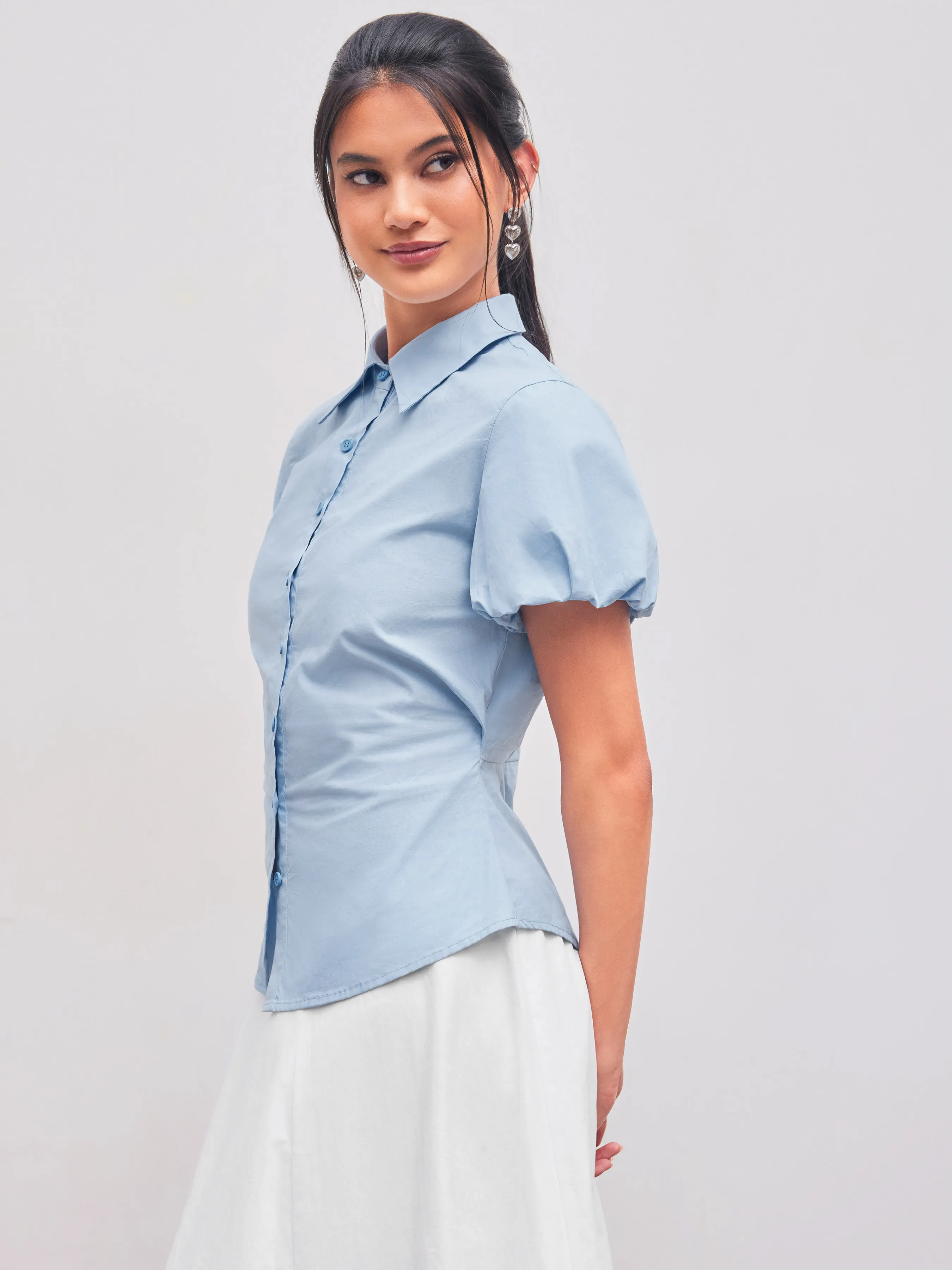 Camisa sólida con botones y manga abullonada