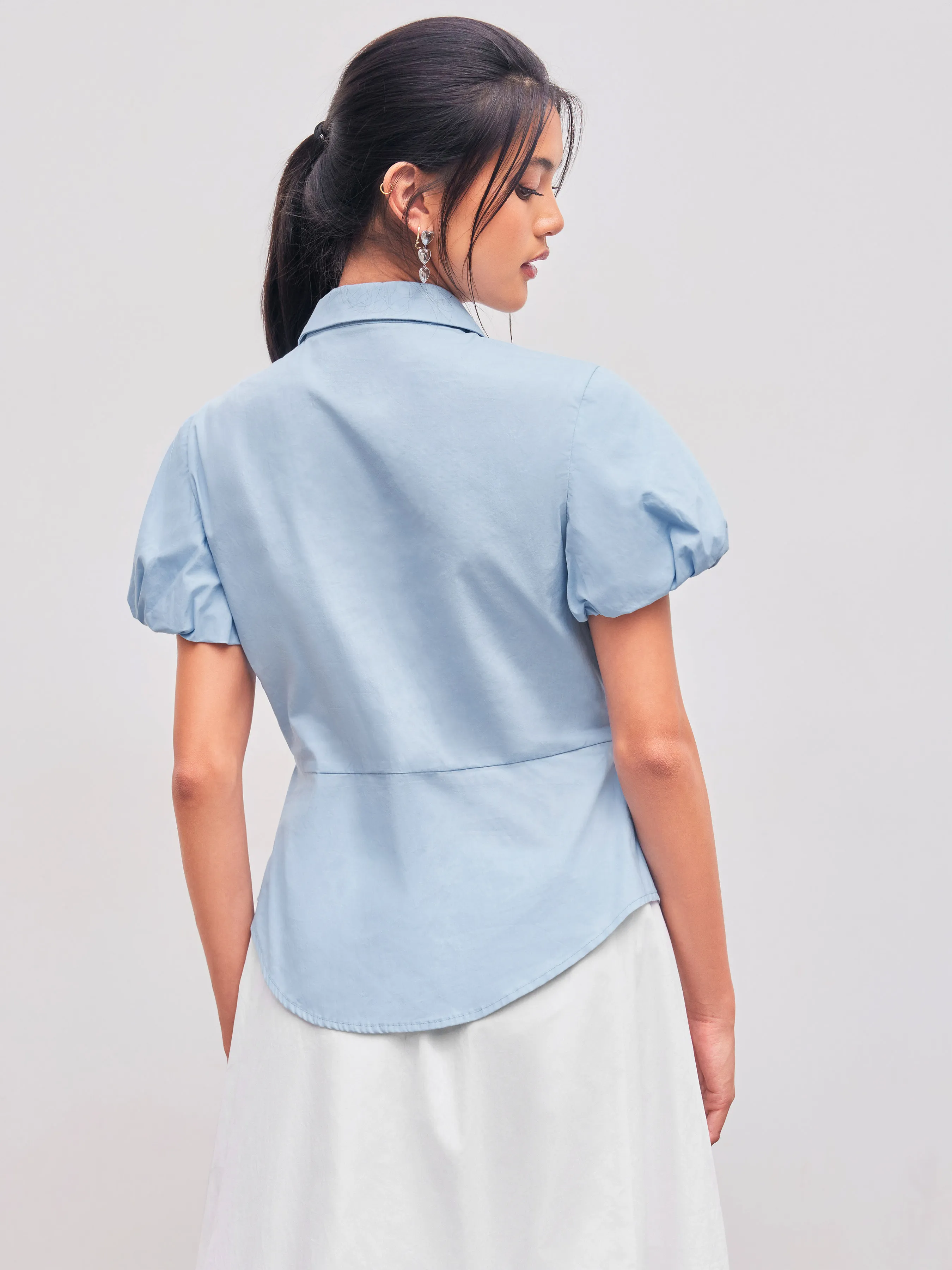 Camisa sólida con botones y manga abullonada