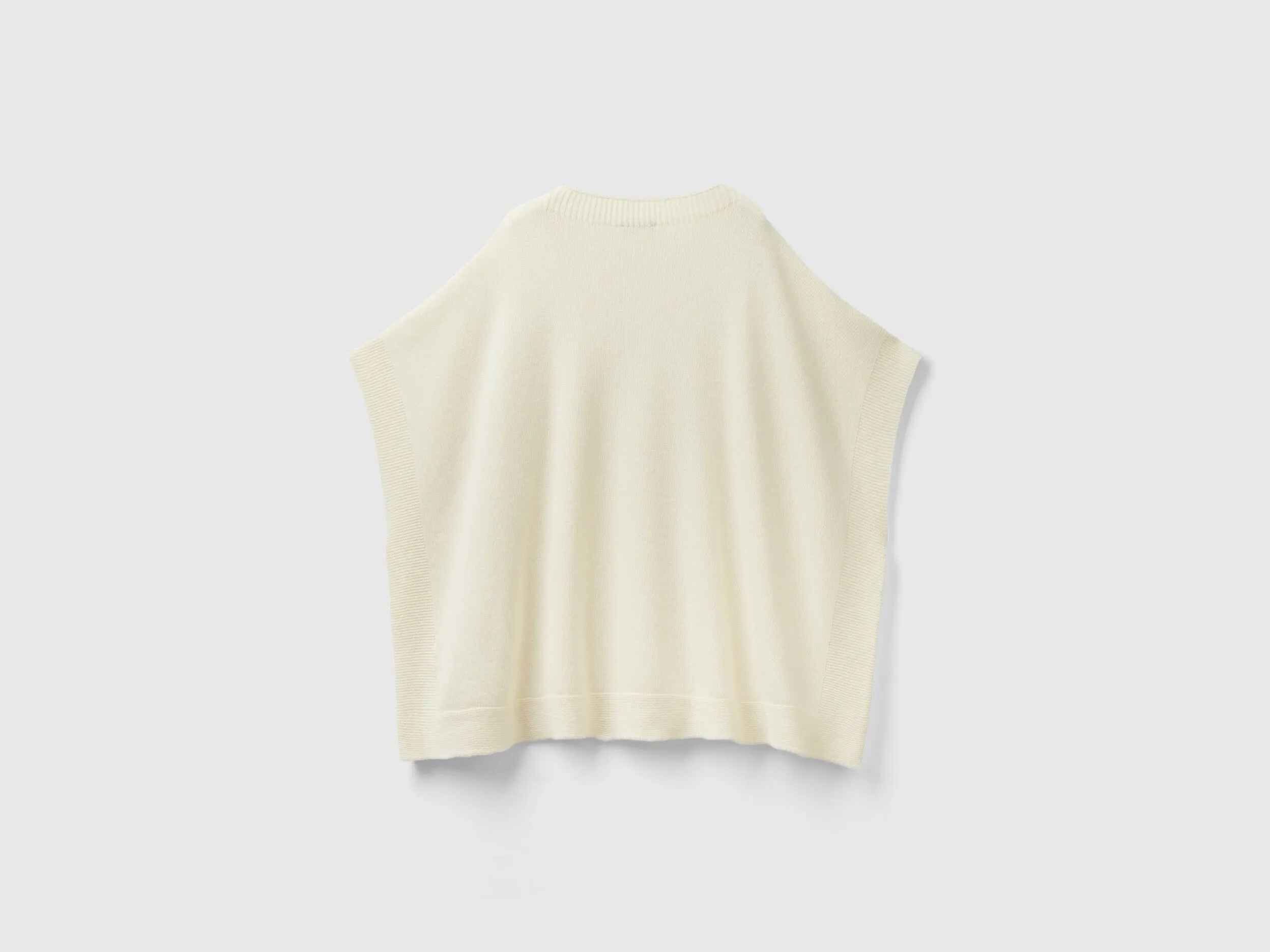 Capa con cuello barco