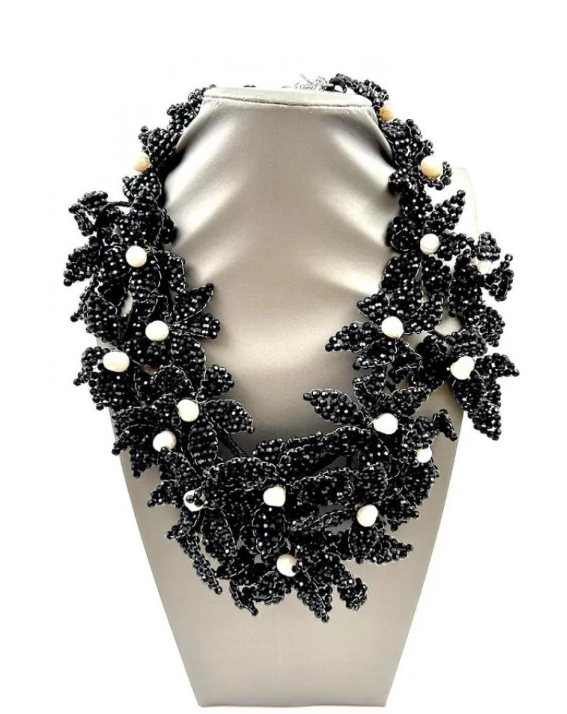 COLLAR NEGRO CON PERLAS DISEÑO CAROLINA CON FLORES