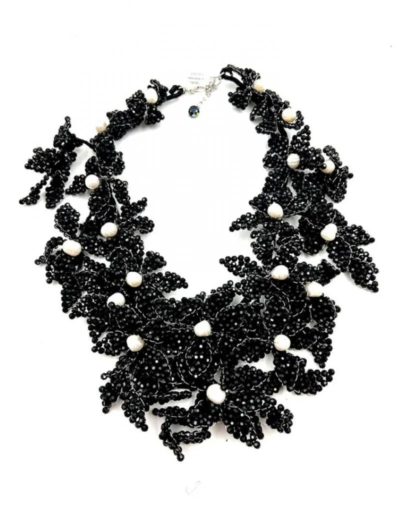 COLLAR NEGRO CON PERLAS DISEÑO CAROLINA CON FLORES