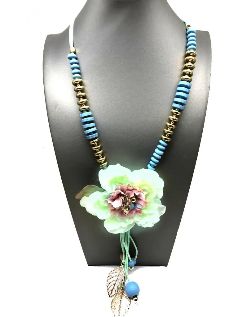 COLLARES ELEGANTES CON FLORES EN TONOS PASTEL