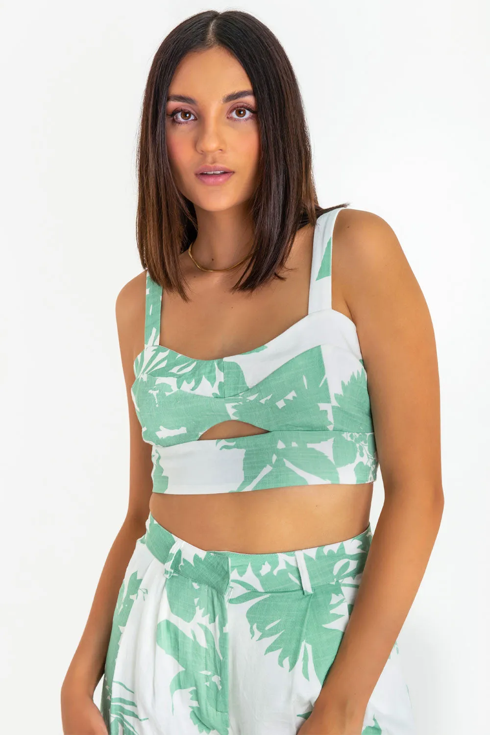 Crop top tropical escote con cortes cut out