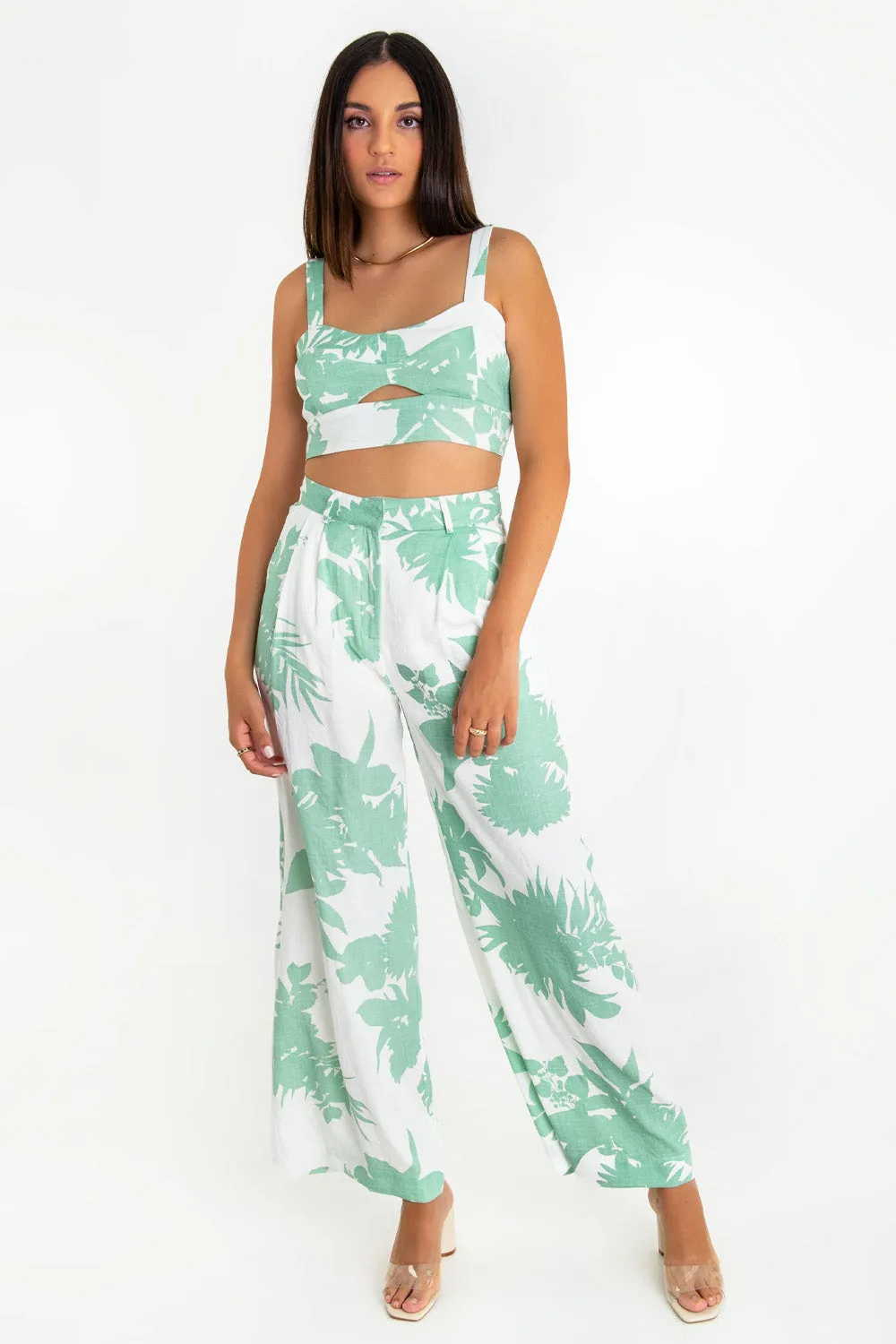 Crop top tropical escote con cortes cut out
