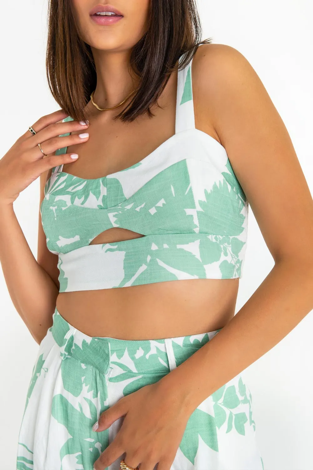 Crop top tropical escote con cortes cut out