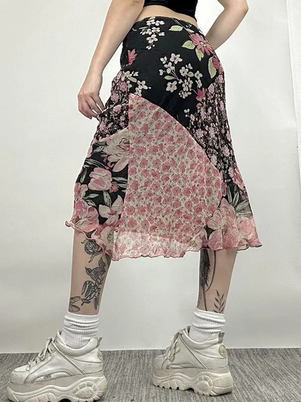 Diseño retro con faldas largas drapeadas irregulares