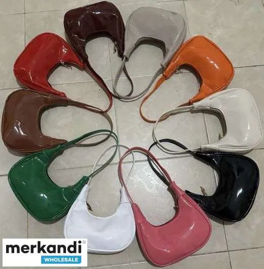 Elija entre una variedad de opciones de color para bolsos de mujer de Turquía que están súper de moda.