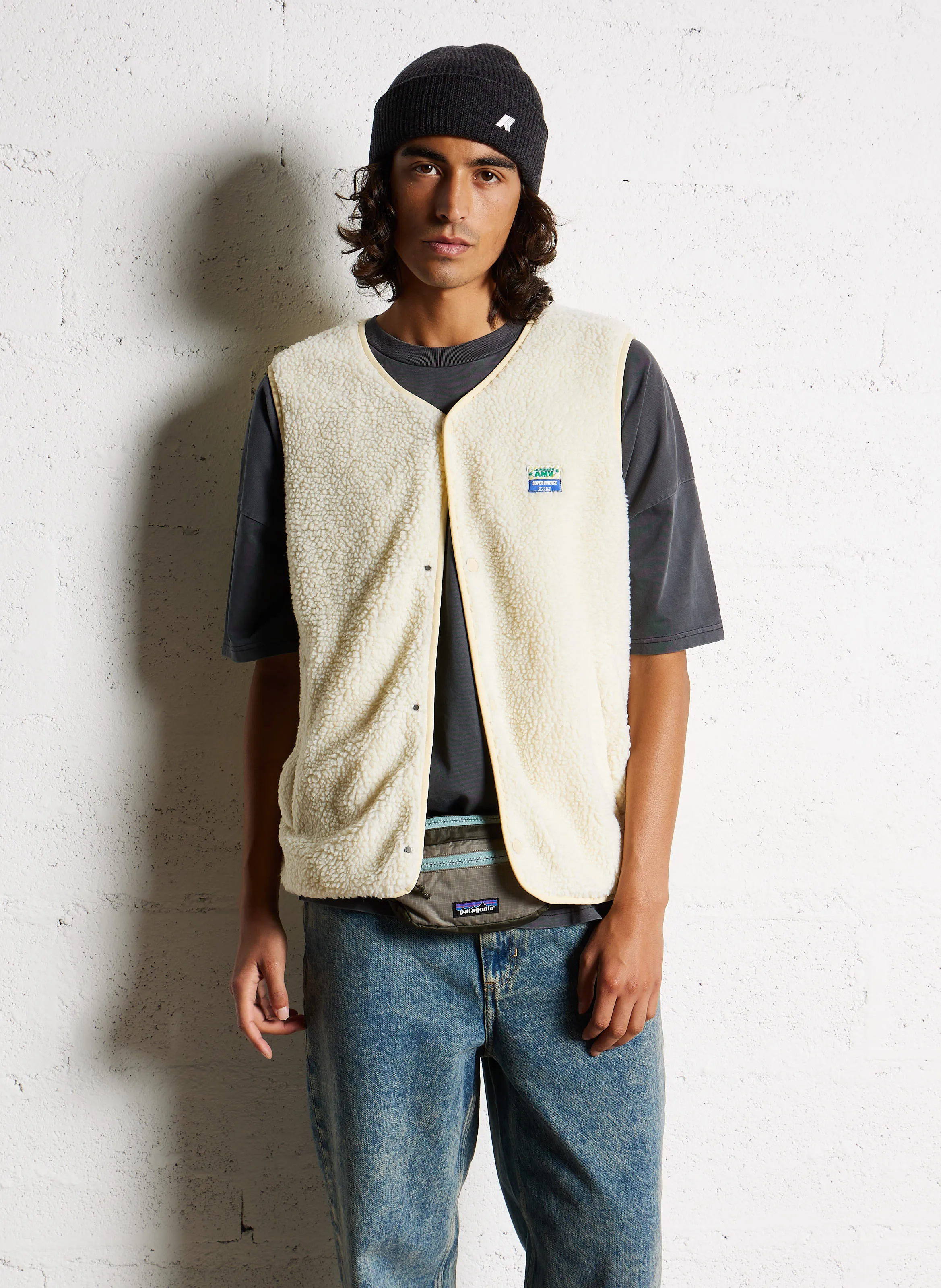 HOKTOWN  CHAQUETA CON CUELLO REDONDO DE PELO DE BORREGUITO EN BEIGE