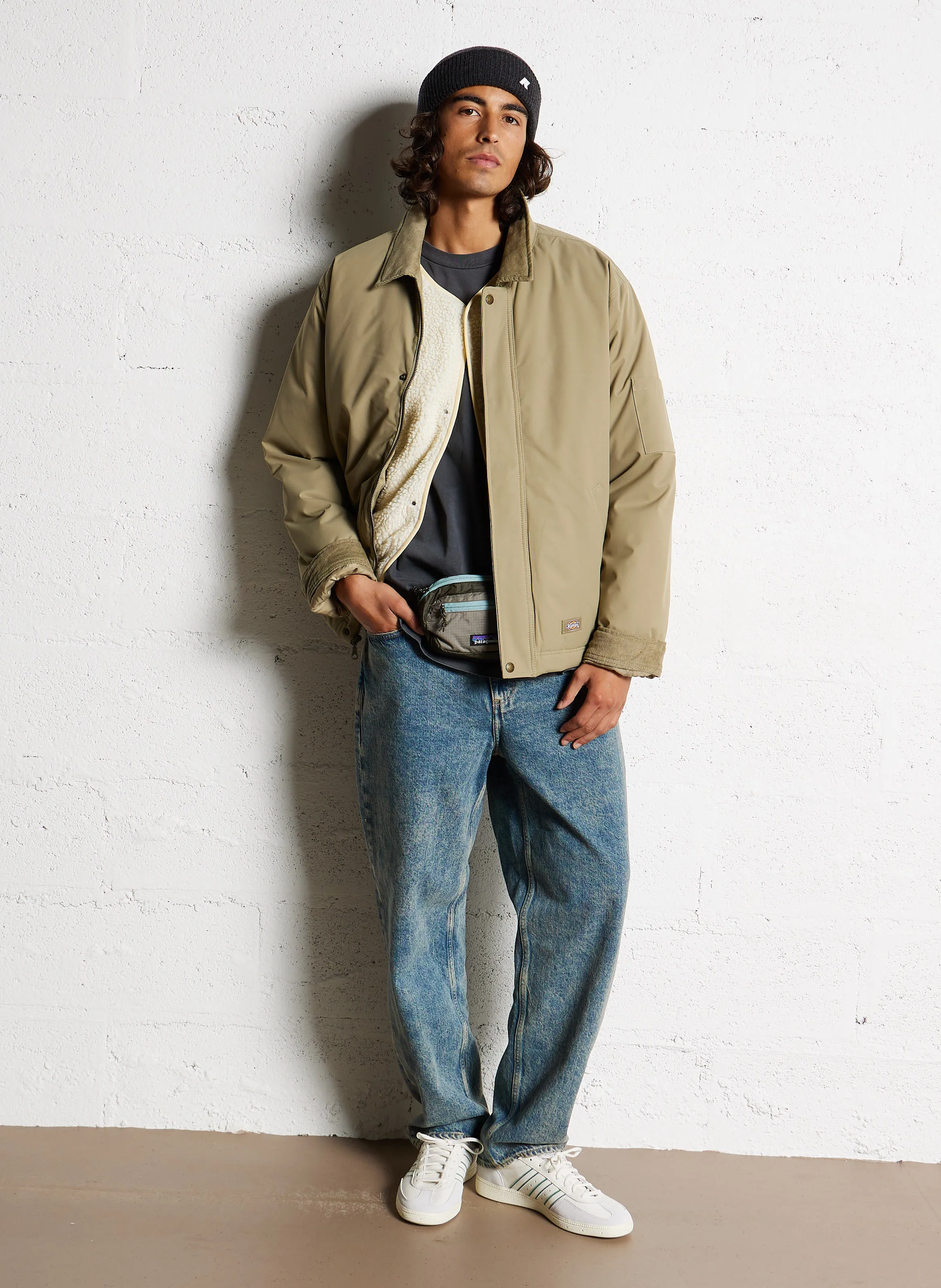 HOKTOWN  CHAQUETA CON CUELLO REDONDO DE PELO DE BORREGUITO EN BEIGE