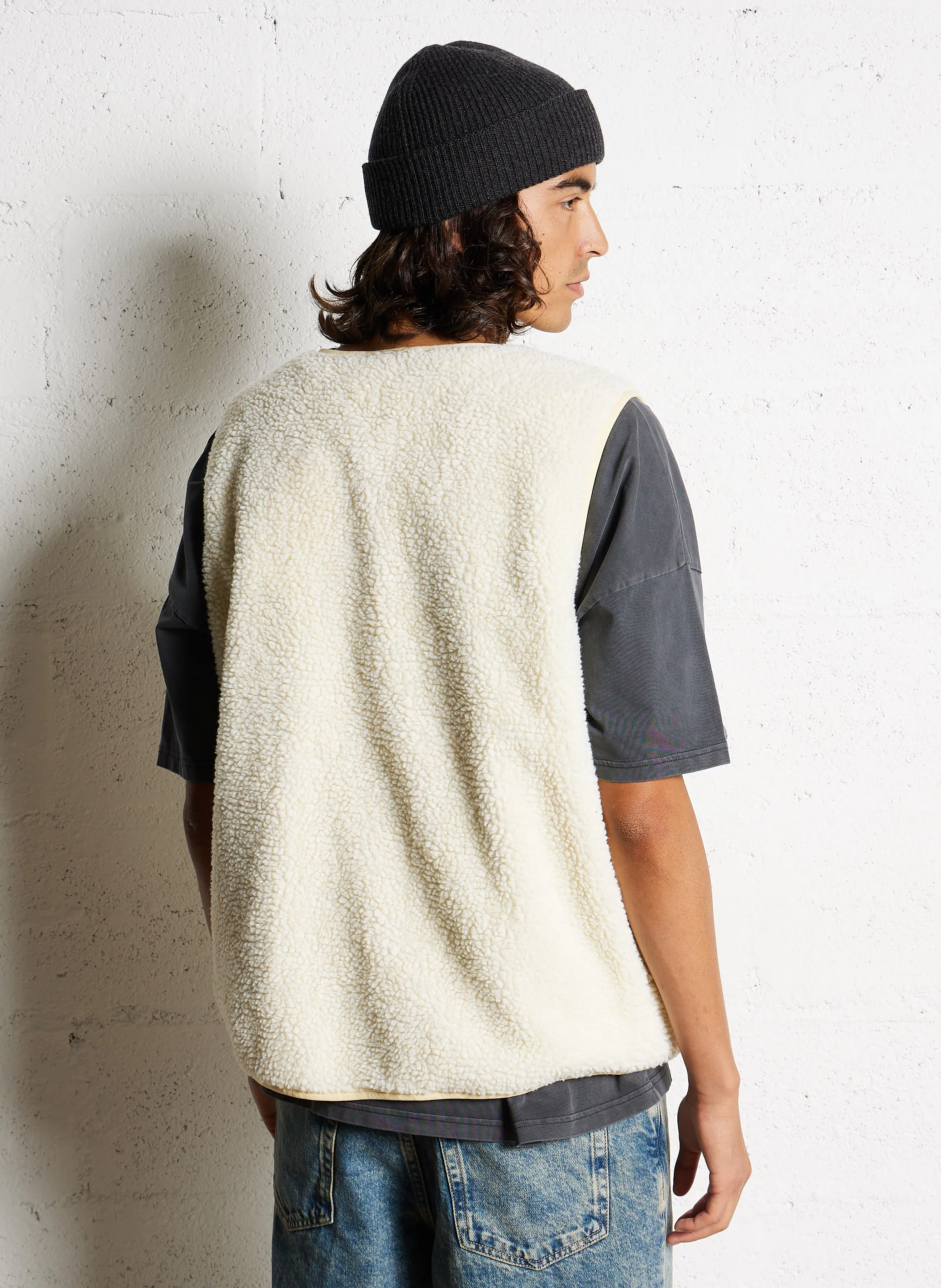 HOKTOWN  CHAQUETA CON CUELLO REDONDO DE PELO DE BORREGUITO EN BEIGE