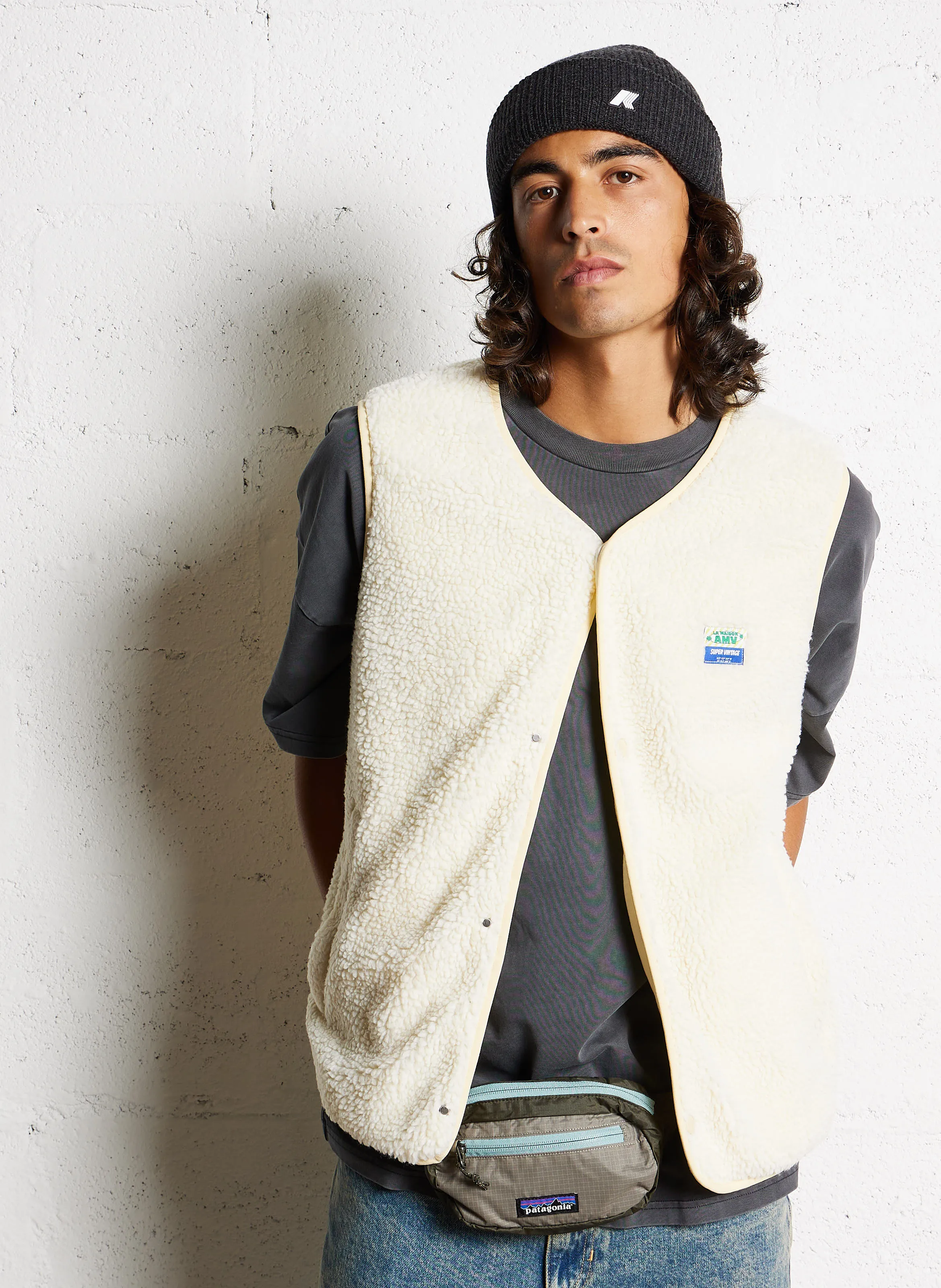 HOKTOWN  CHAQUETA CON CUELLO REDONDO DE PELO DE BORREGUITO EN BEIGE