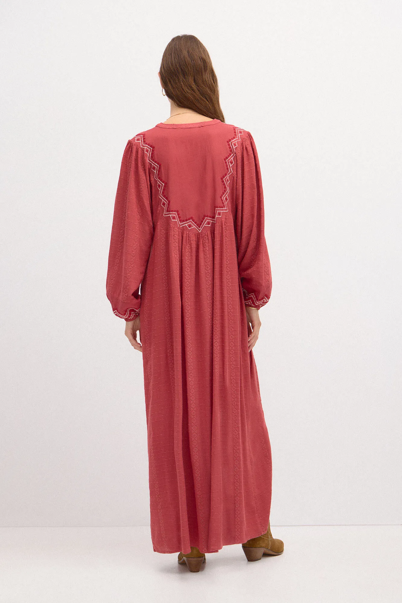 Hoss Intropia Carola. Vestido bordado.