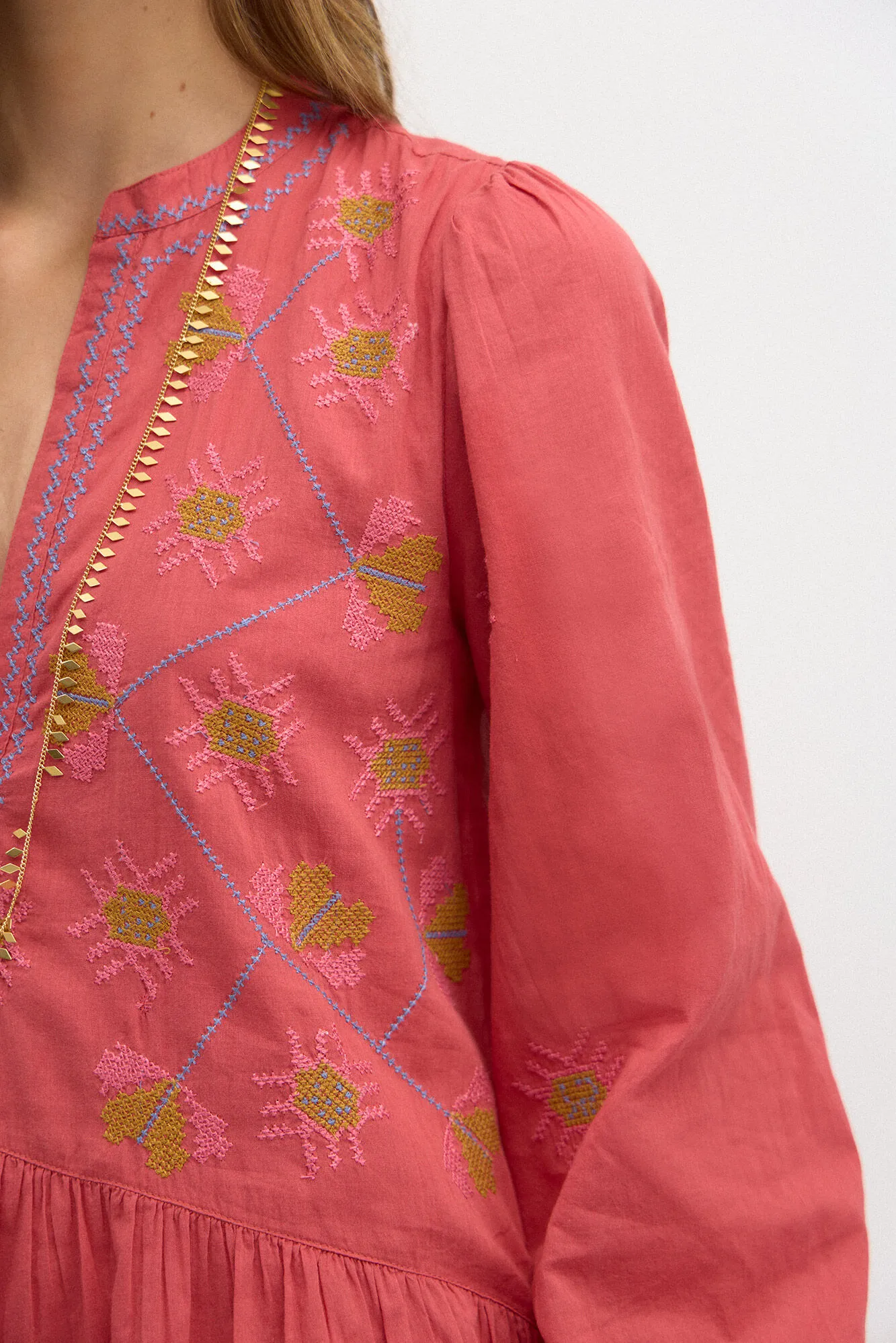 Hoss Intropia Estela. Vestido bordado