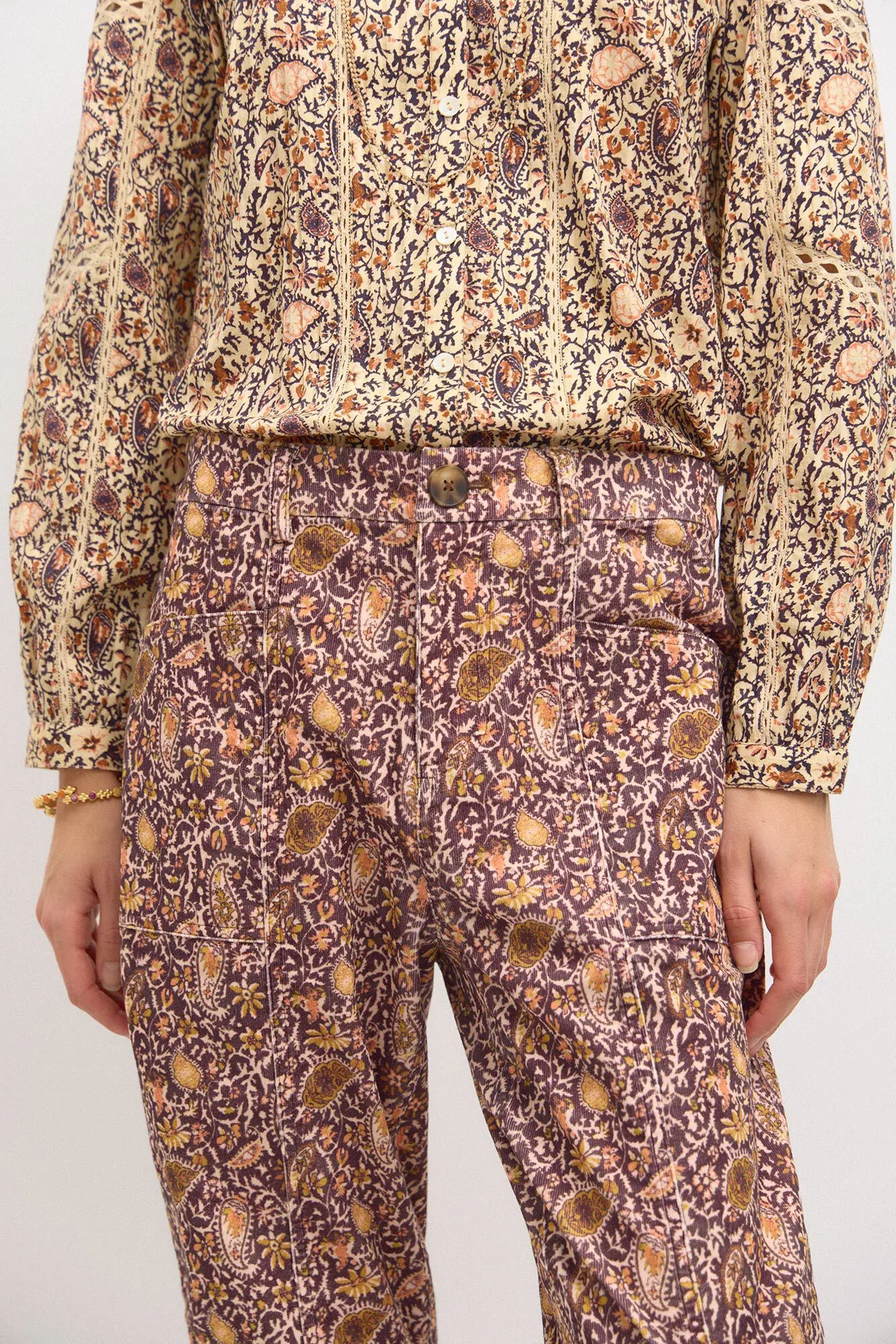 Hoss Intropia Pía. Pantalón de pana estampado