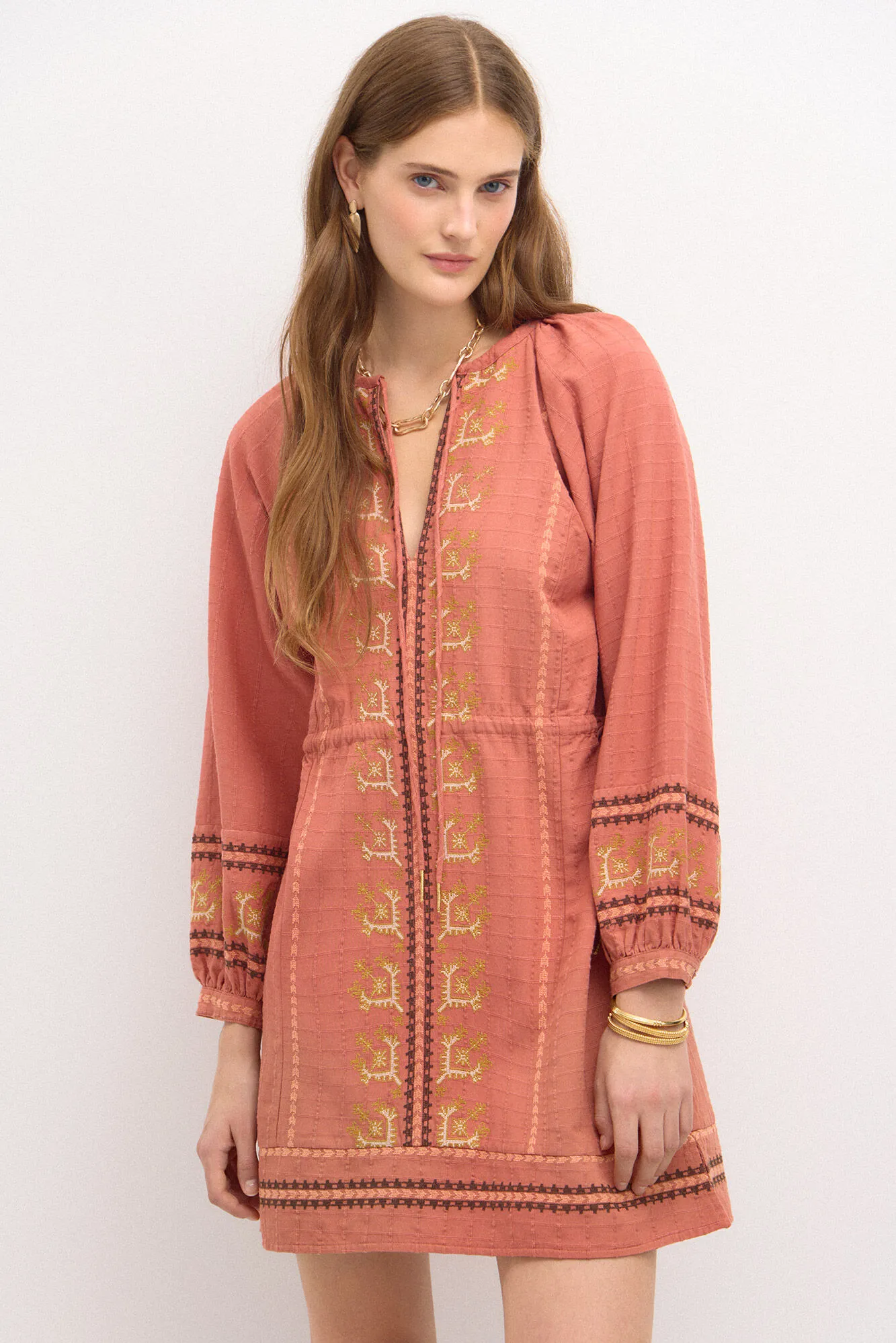 Hoss Intropia Rina. Vestido corto bordado.