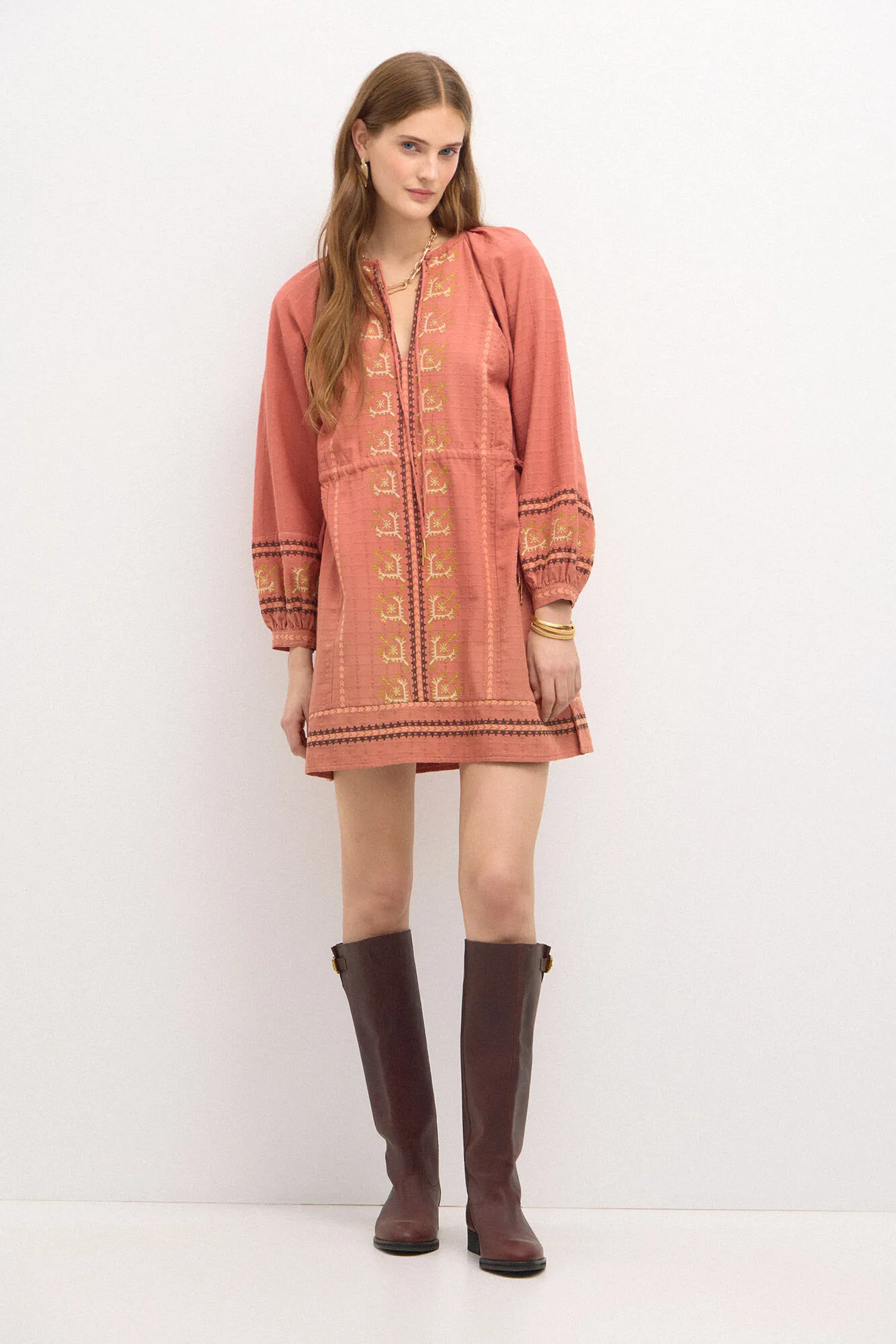 Hoss Intropia Rina. Vestido corto bordado.