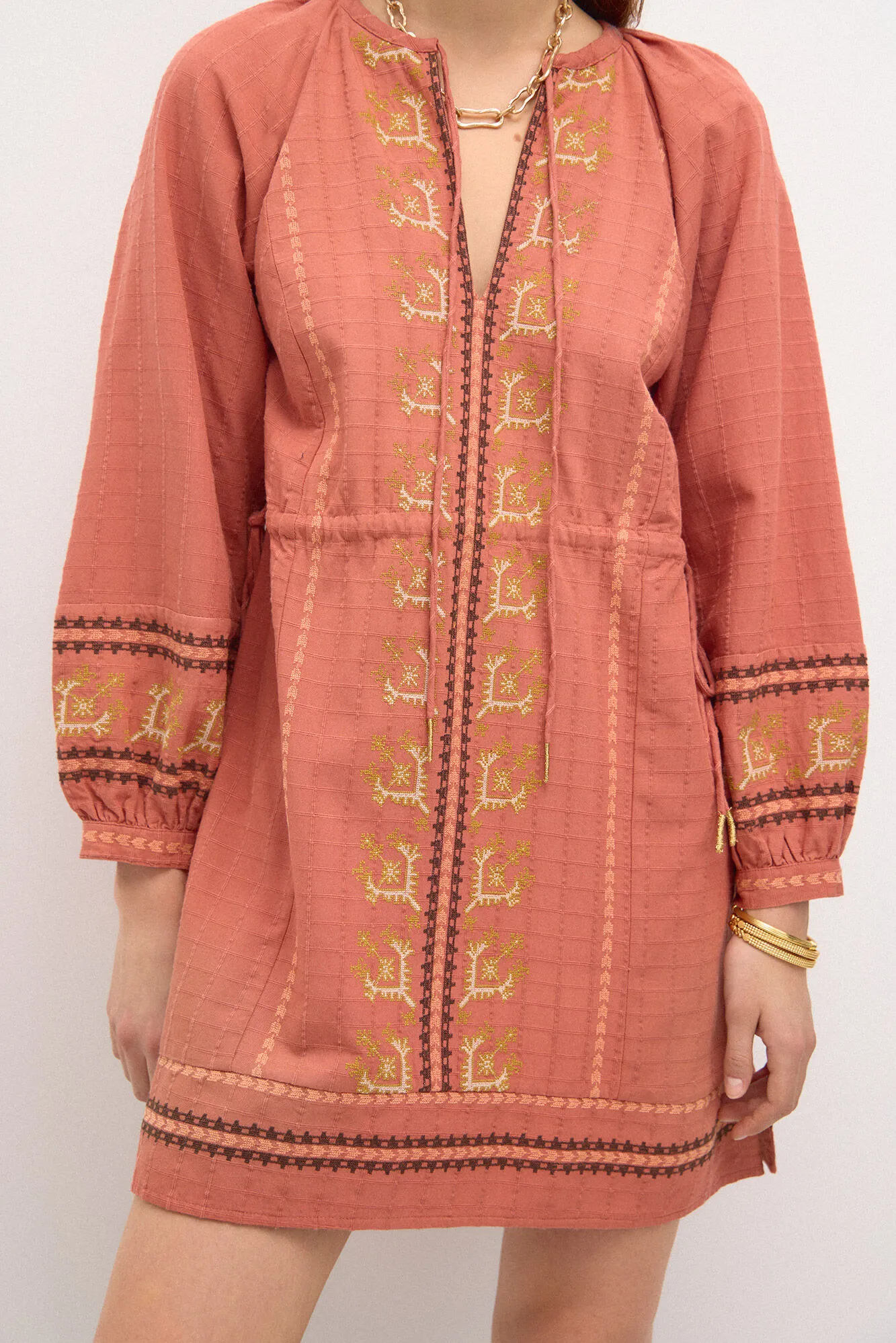 Hoss Intropia Rina. Vestido corto bordado.