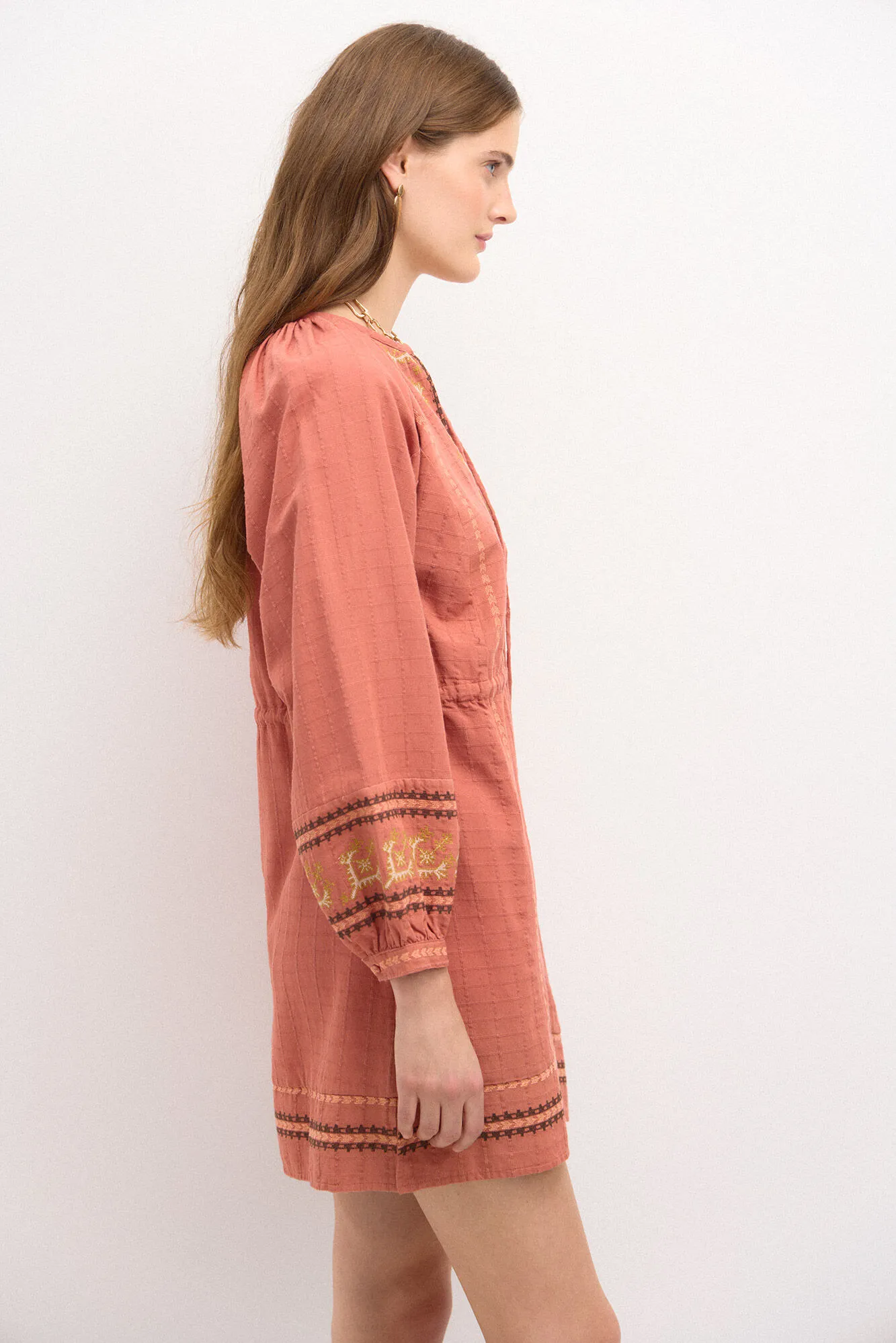 Hoss Intropia Rina. Vestido corto bordado.