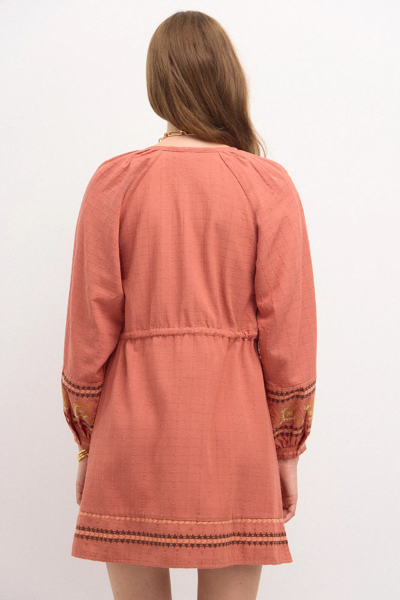 Hoss Intropia Rina. Vestido corto bordado.
