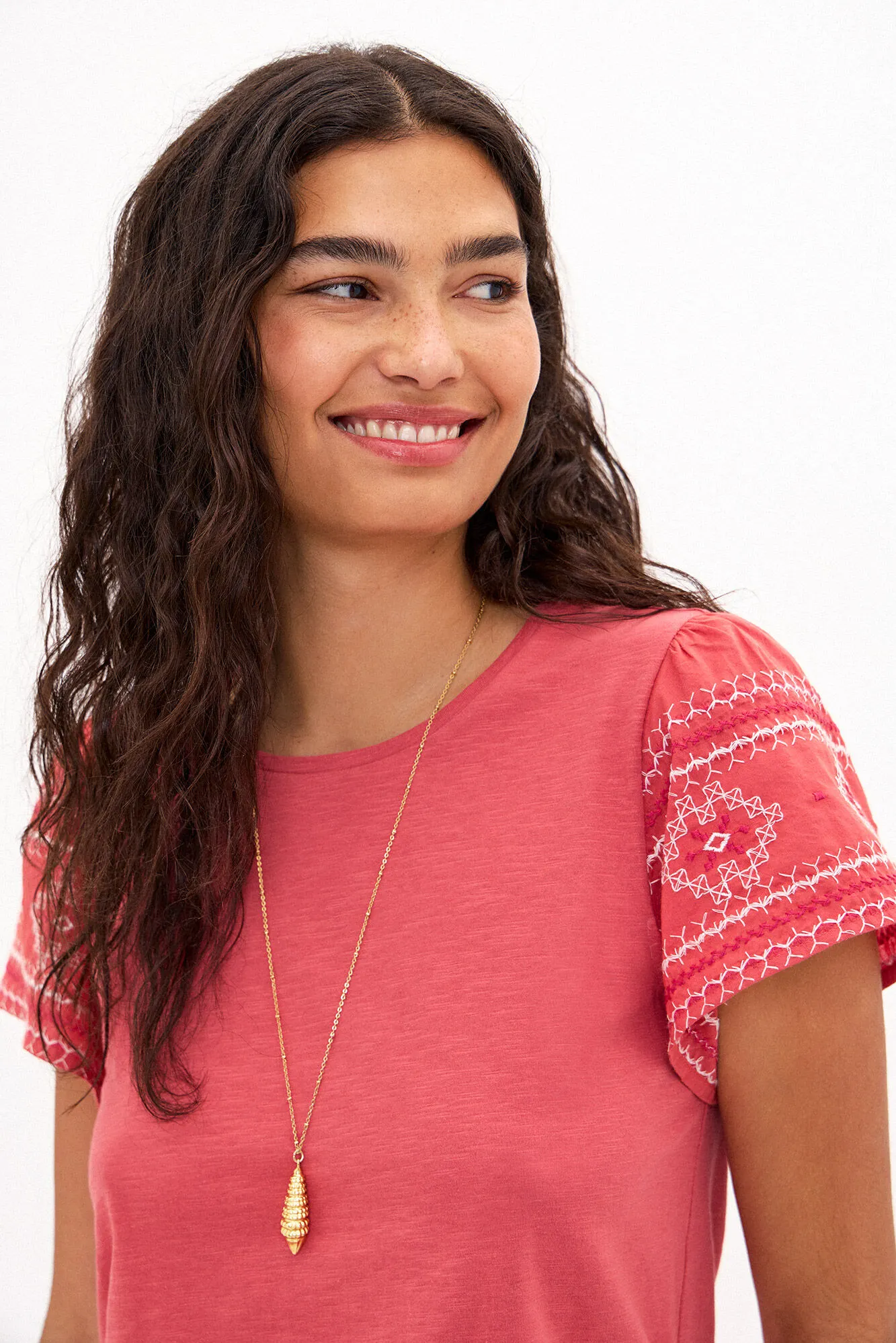 Hoss Intropia Taylor. Camiseta de algodón con bordados