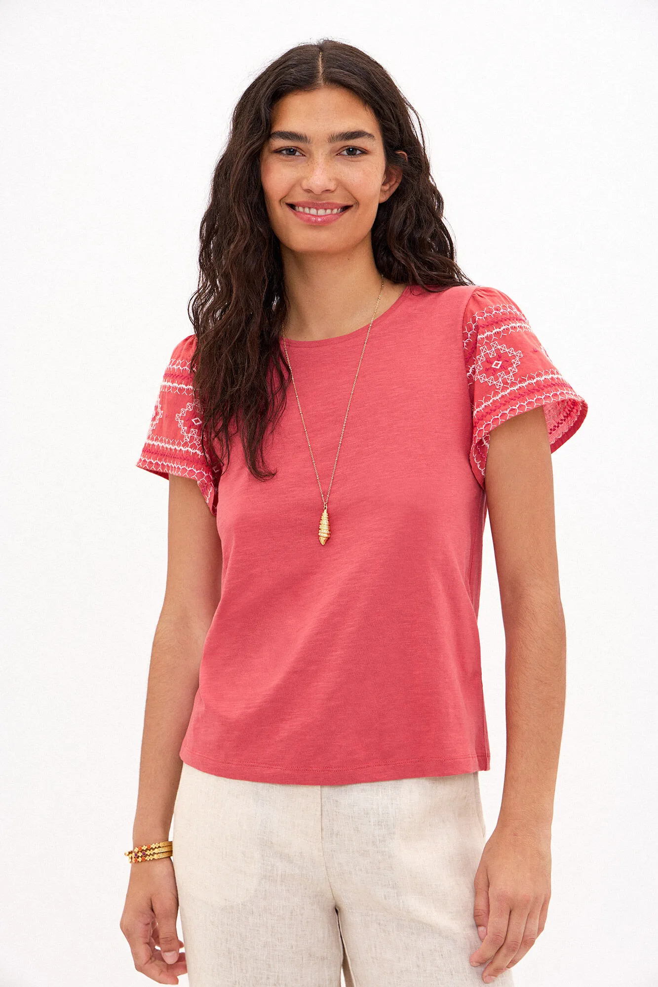 Hoss Intropia Taylor. Camiseta de algodón con bordados