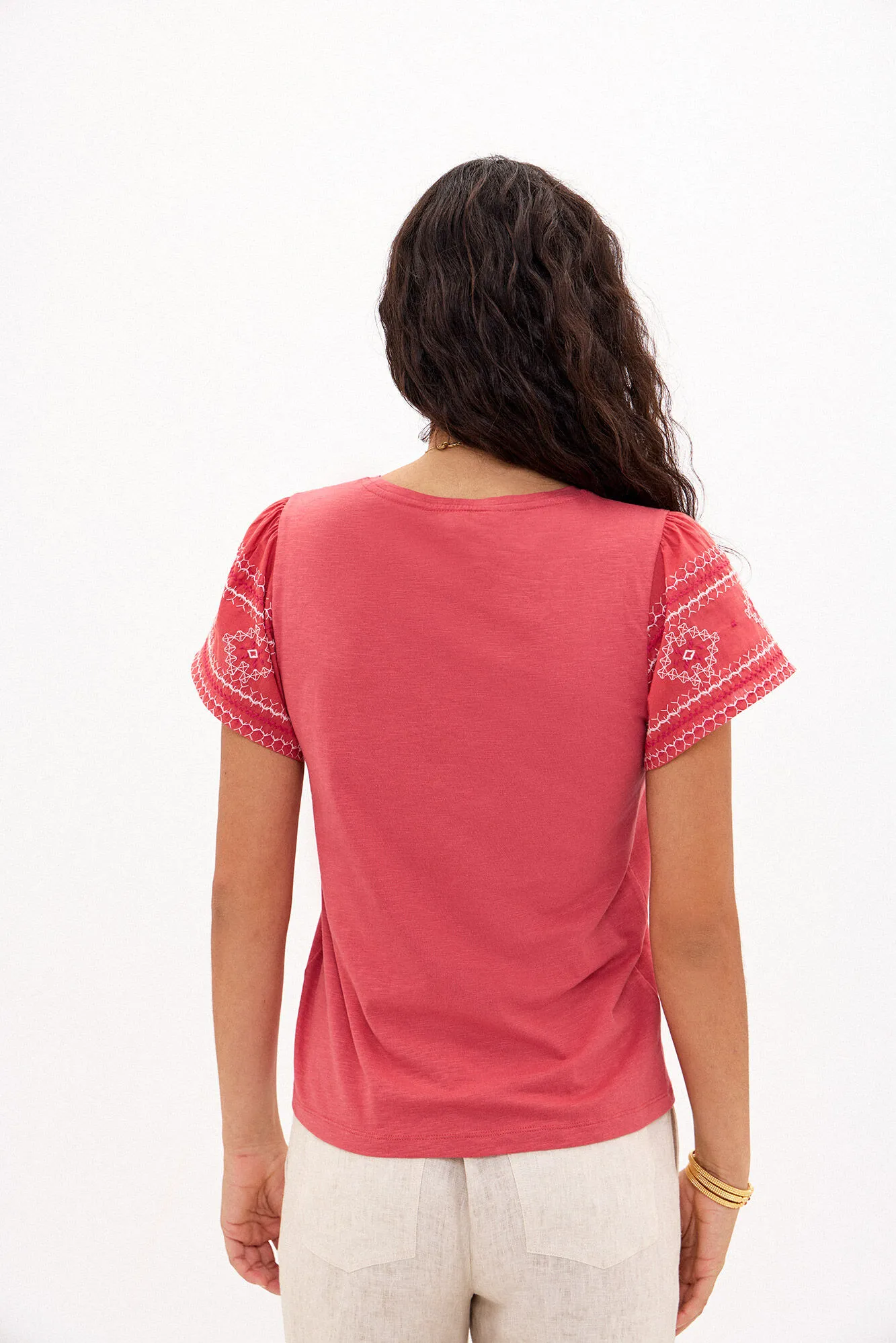 Hoss Intropia Taylor. Camiseta de algodón con bordados