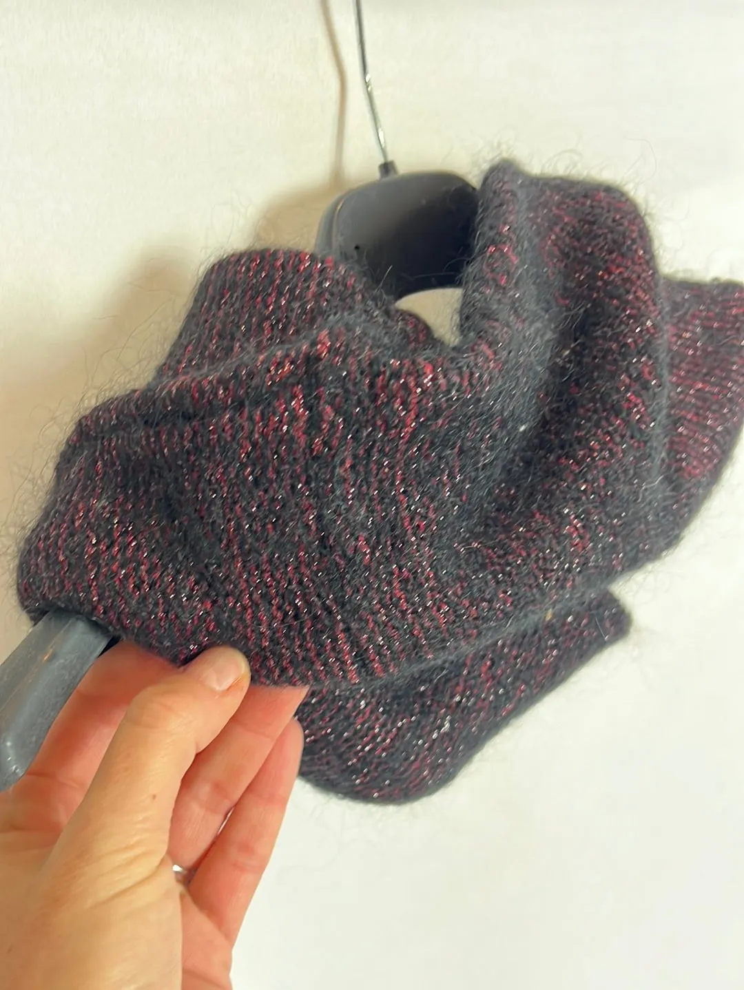 INTROPIA. Cuello negro y burdeos