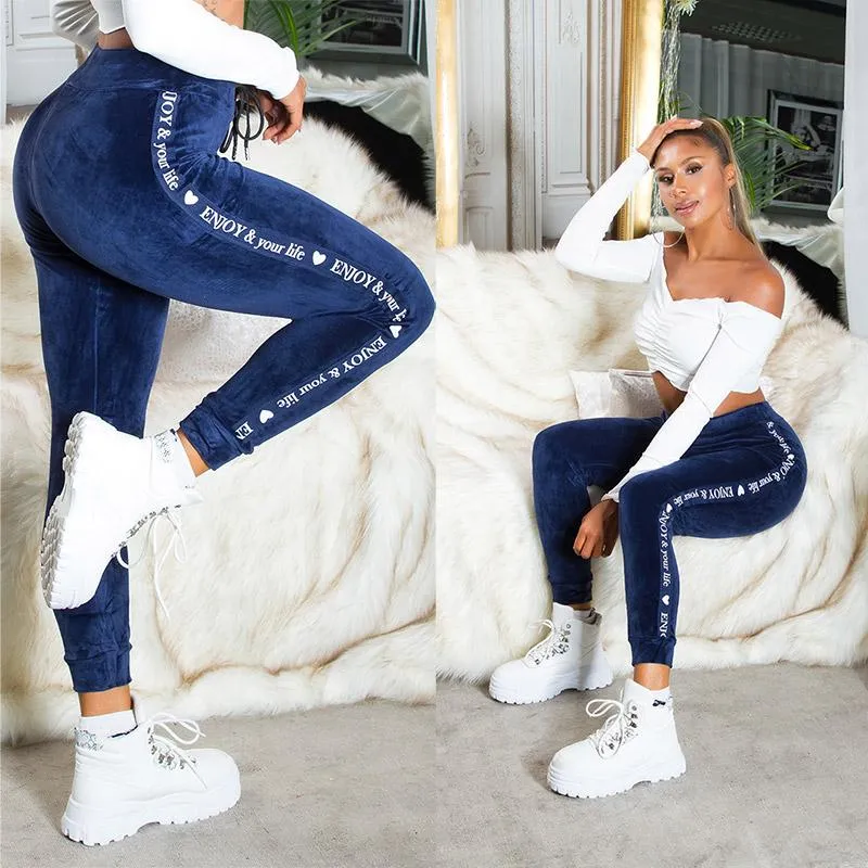 Jogger azul con acabado de terciopelo