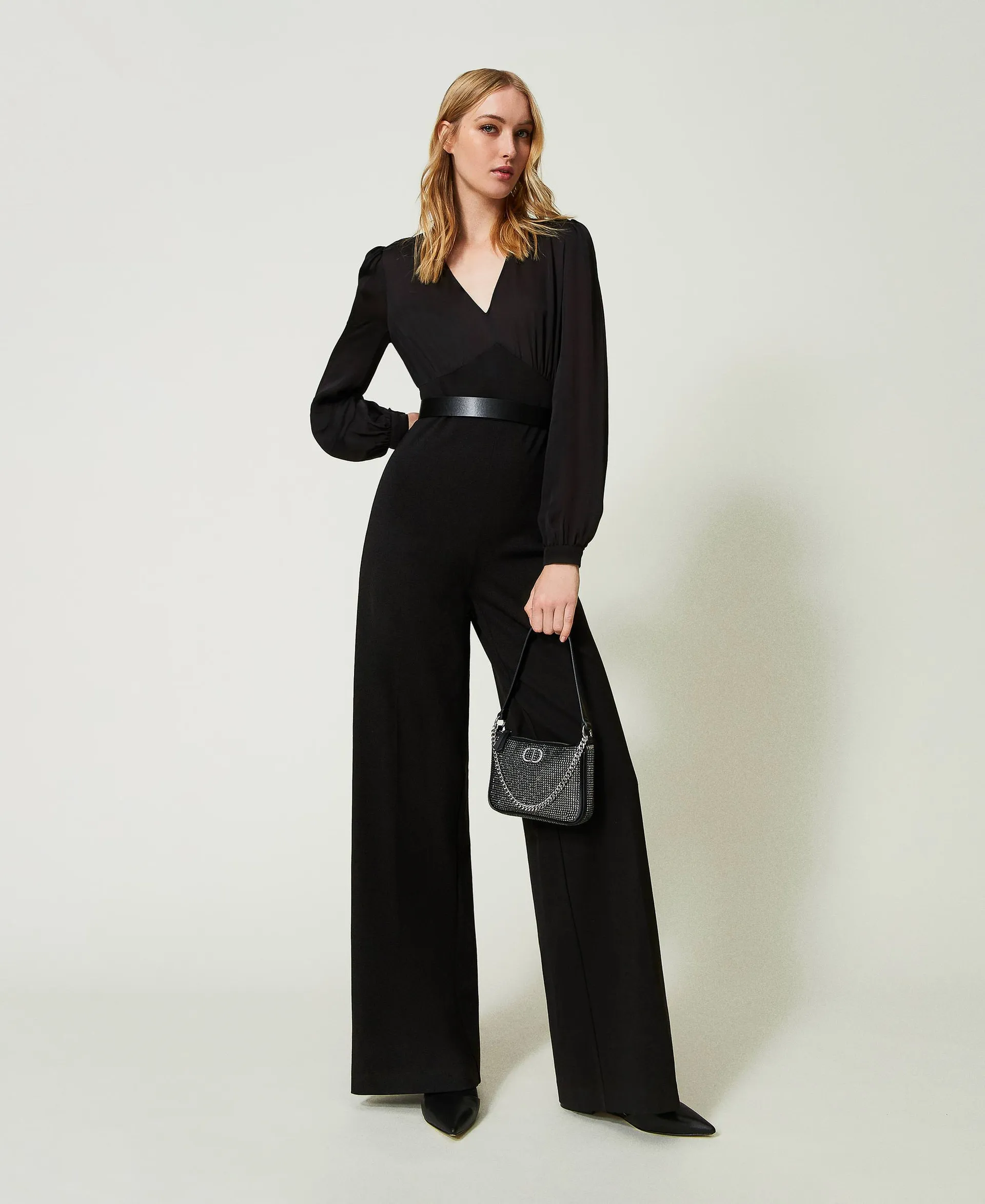 Mono largo con pantalones anchos