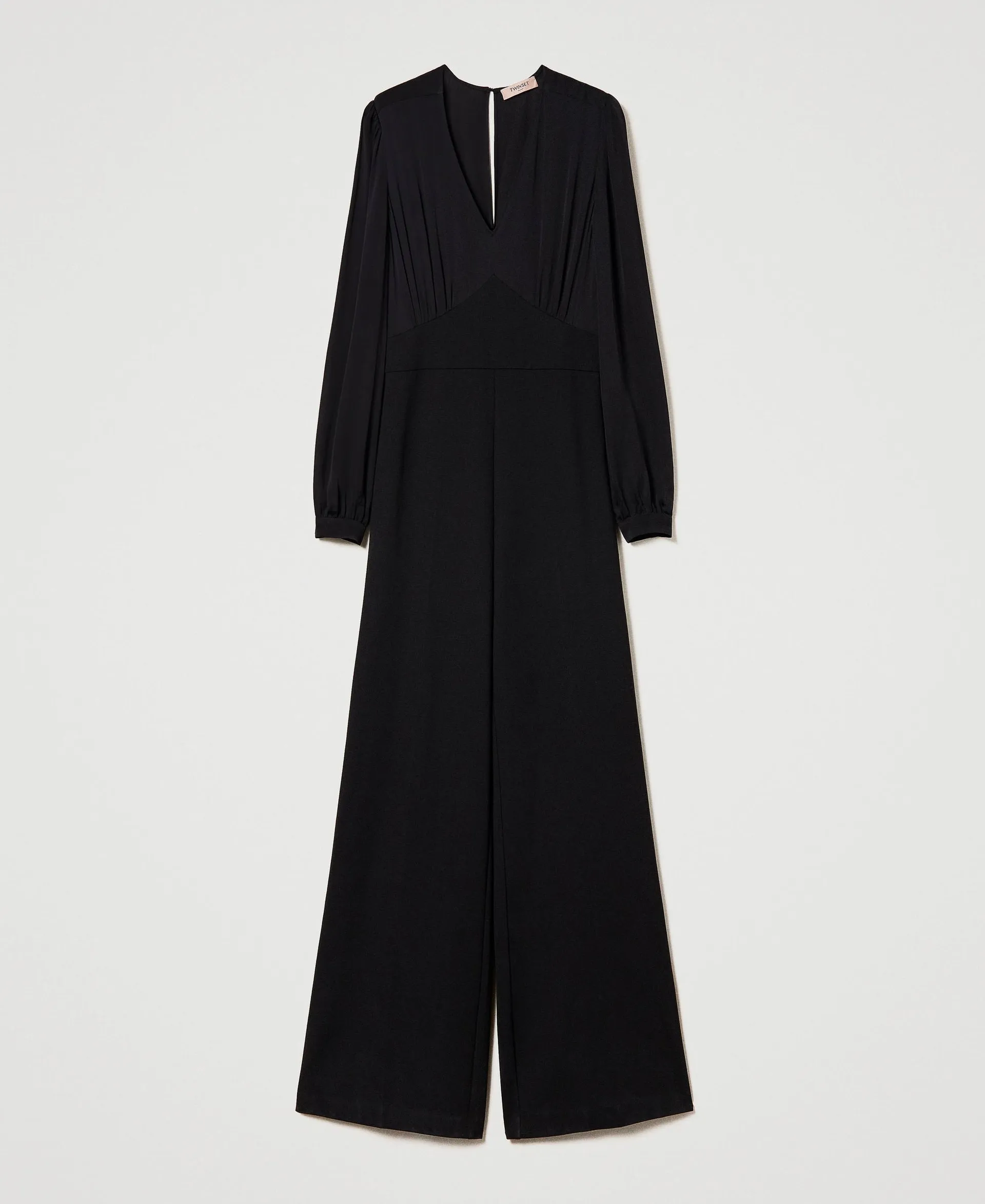 Mono largo con pantalones anchos
