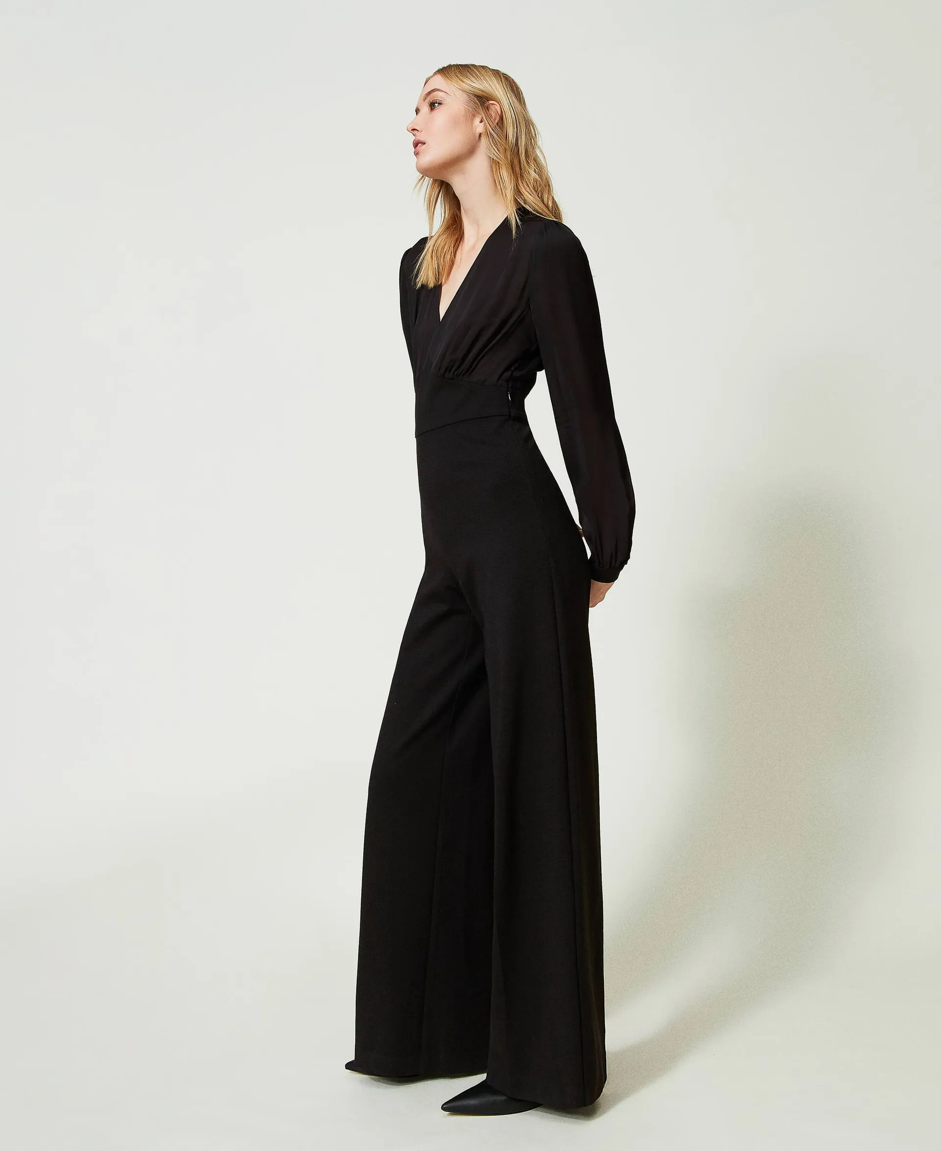 Mono largo con pantalones anchos