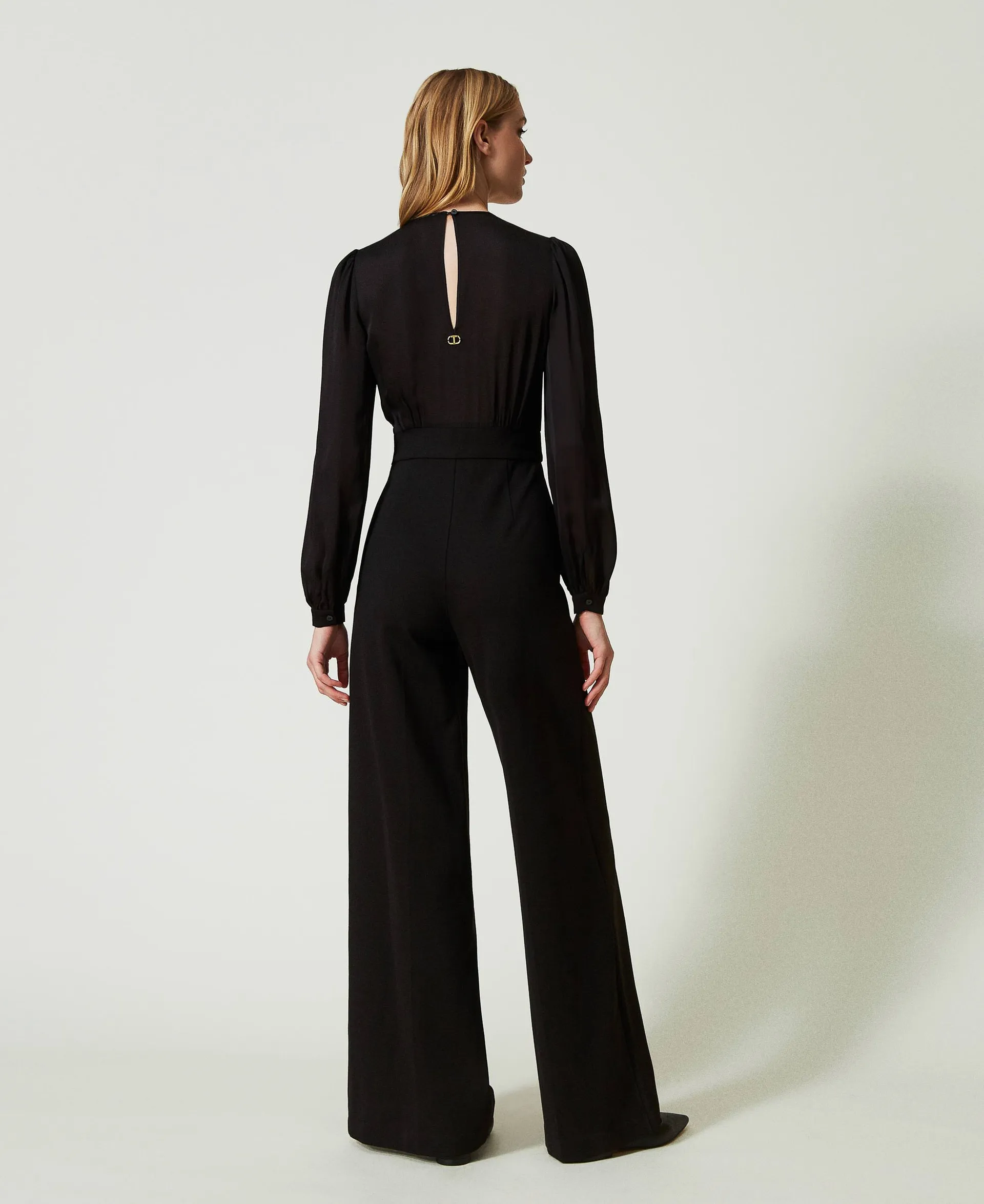 Mono largo con pantalones anchos