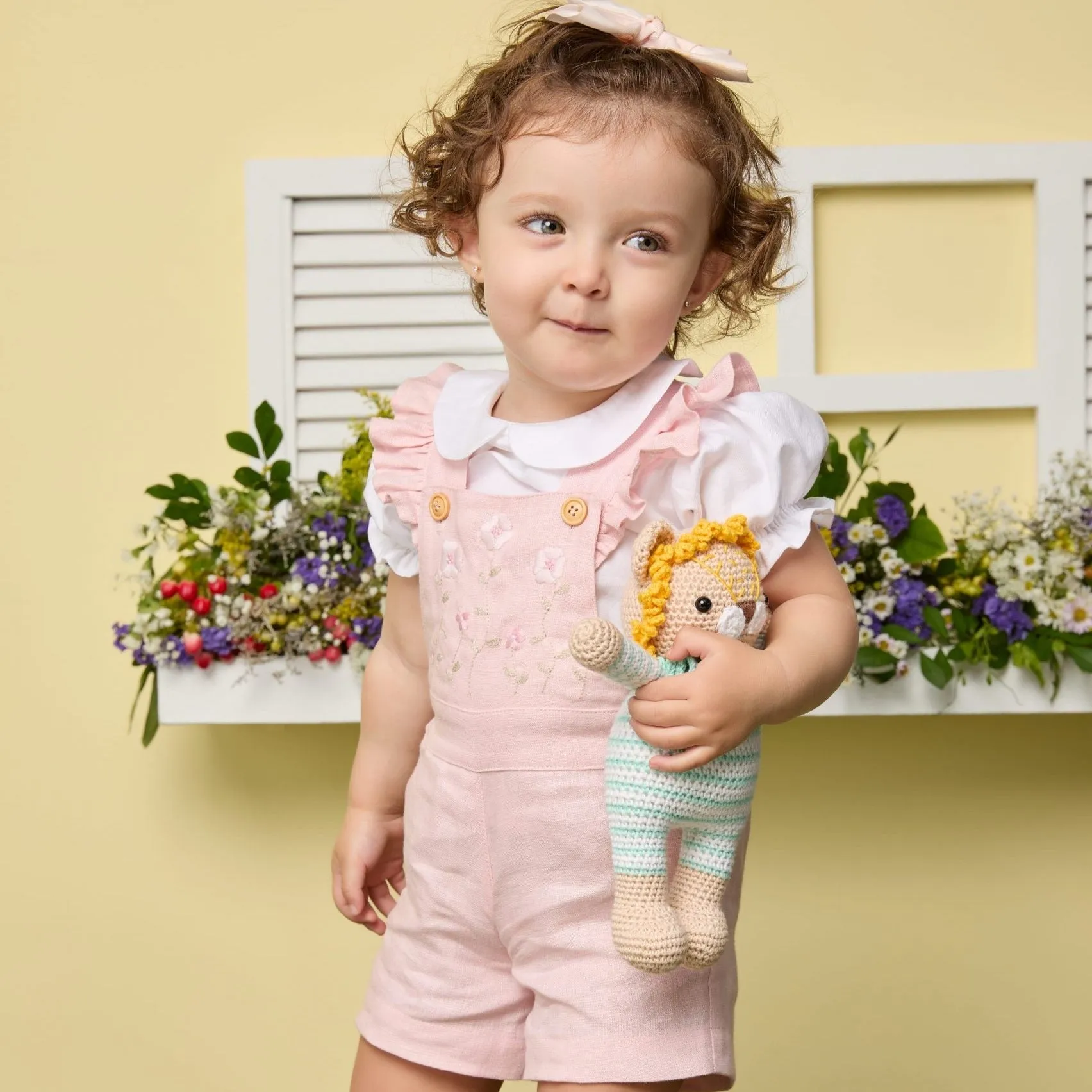 Overall short flores bordadas