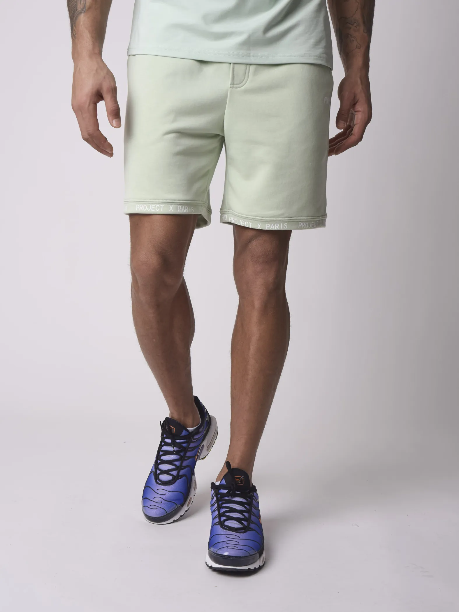 Pantalones cortos con canesú y mensaje de texto