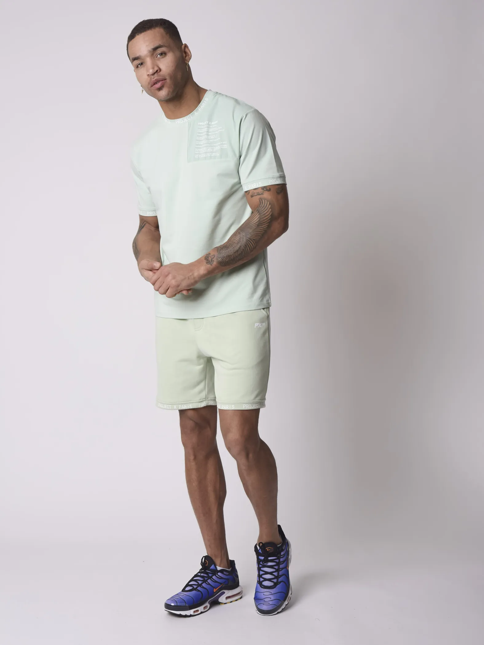Pantalones cortos con canesú y mensaje de texto