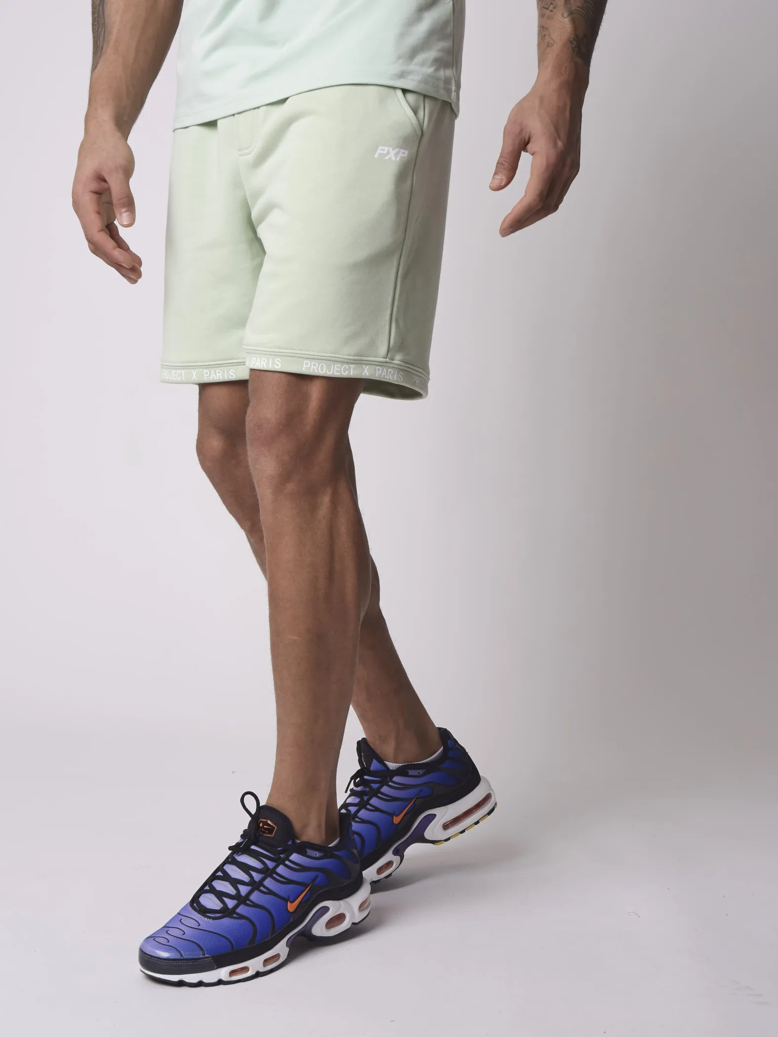 Pantalones cortos con canesú y mensaje de texto