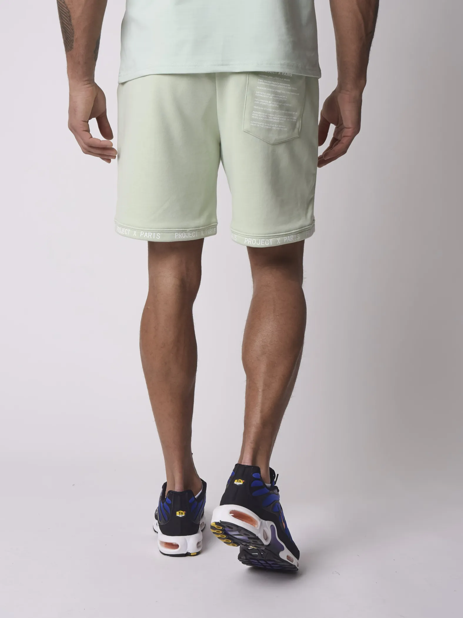 Pantalones cortos con canesú y mensaje de texto