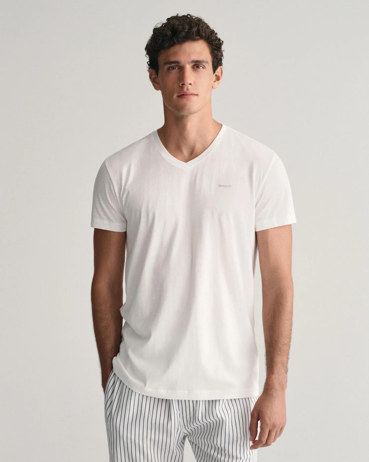 Paquete de dos camisetas de cuello de pico