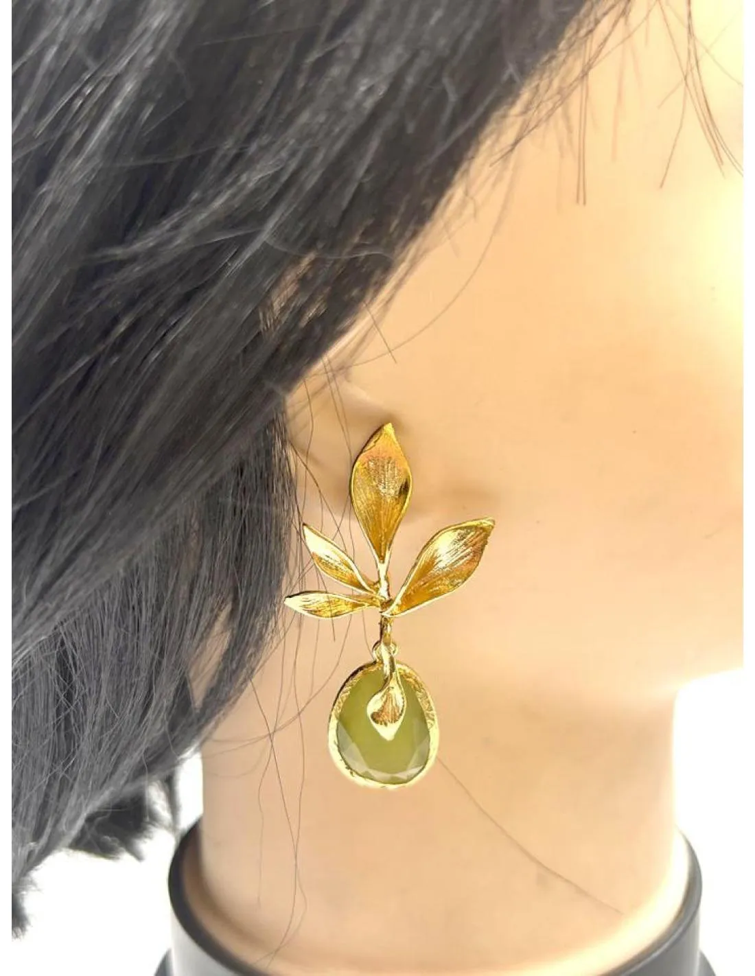 PENDIENTES BODA DE PIEDRAS VERDES OLIVA Y DORADOS MUY ELEGANTES