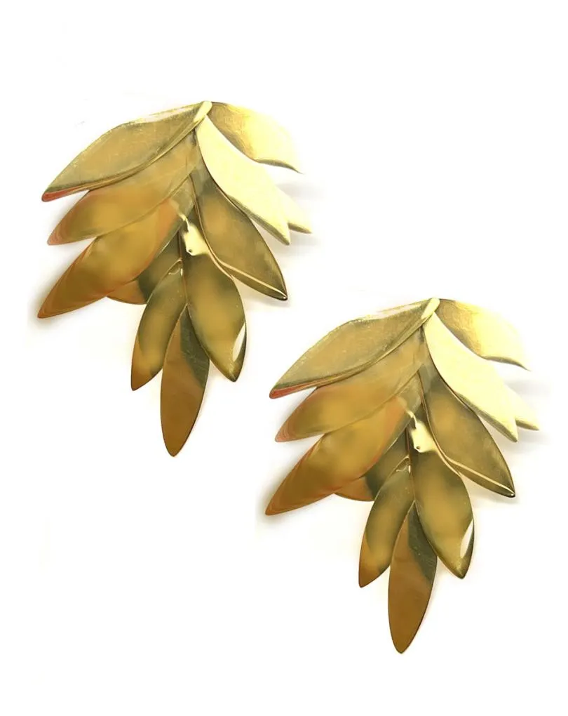 PENDIENTES LARGOS DORADOS CON DISEÑO DE VISTOSA HOJA