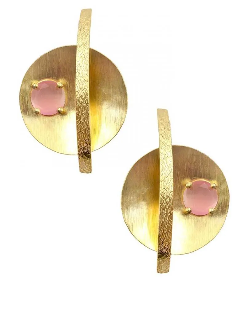 PENDIENTES LARGOS DORADOS Y PIEDRAS ROSAS DISEÑO MODERNO