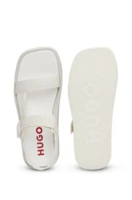 Sandalias de tiras de la marca con logo apilado