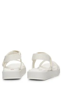 Sandalias de tiras de la marca con logo apilado
