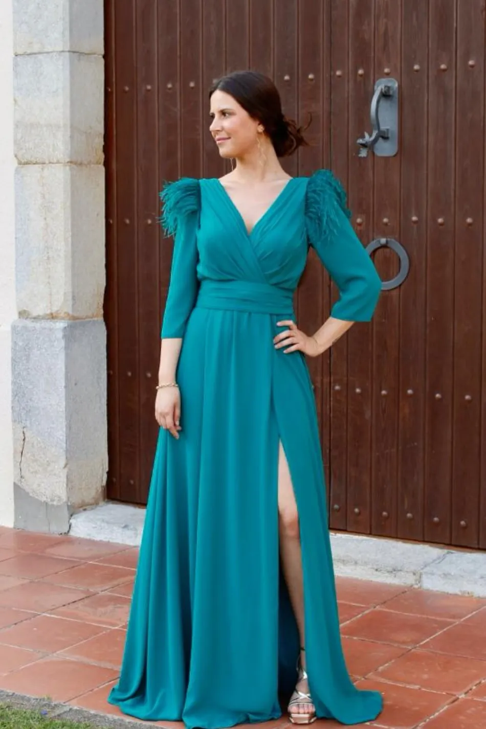 Vestido con plumas en hombros